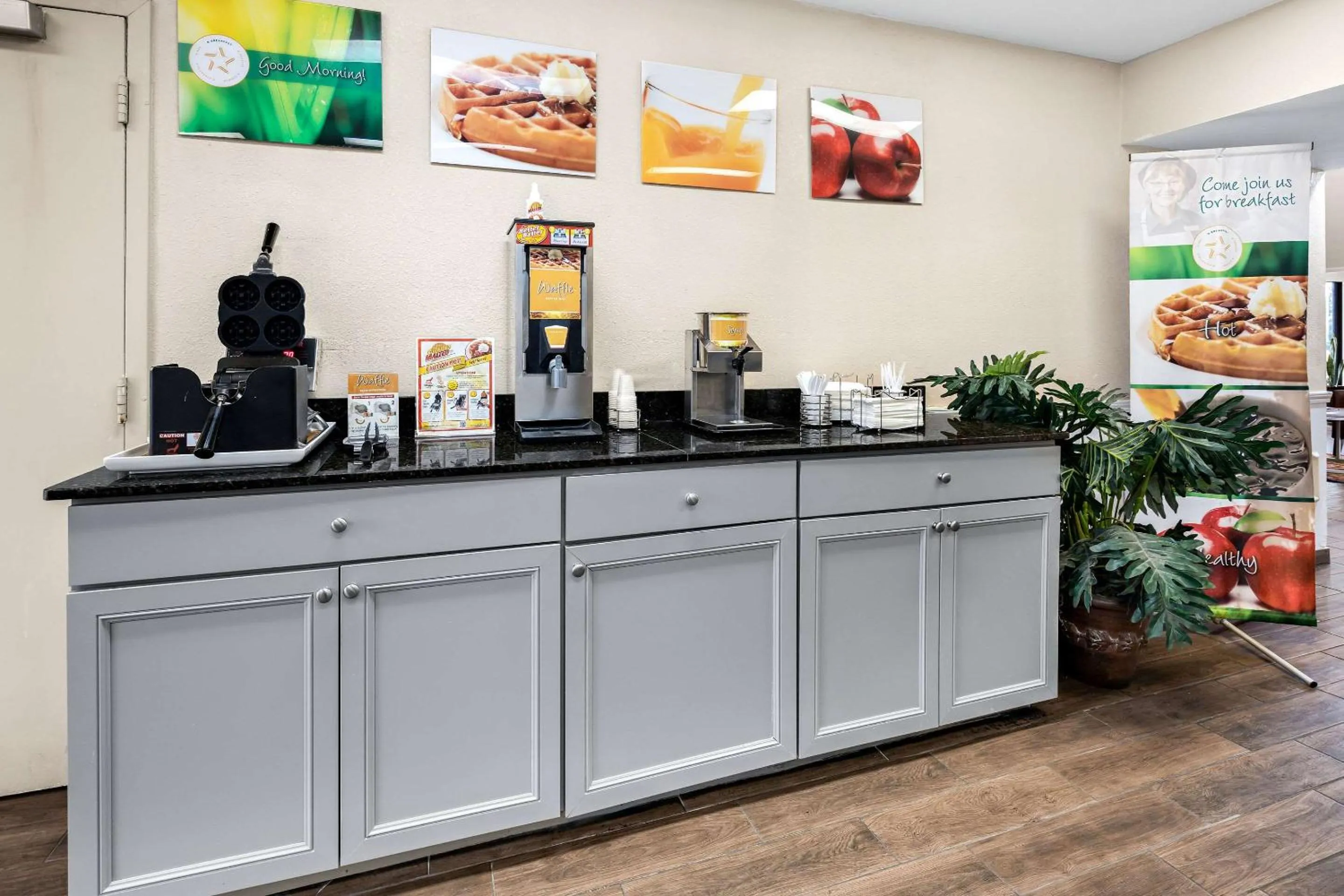 Breakfast in Quality Inn Decatur River City