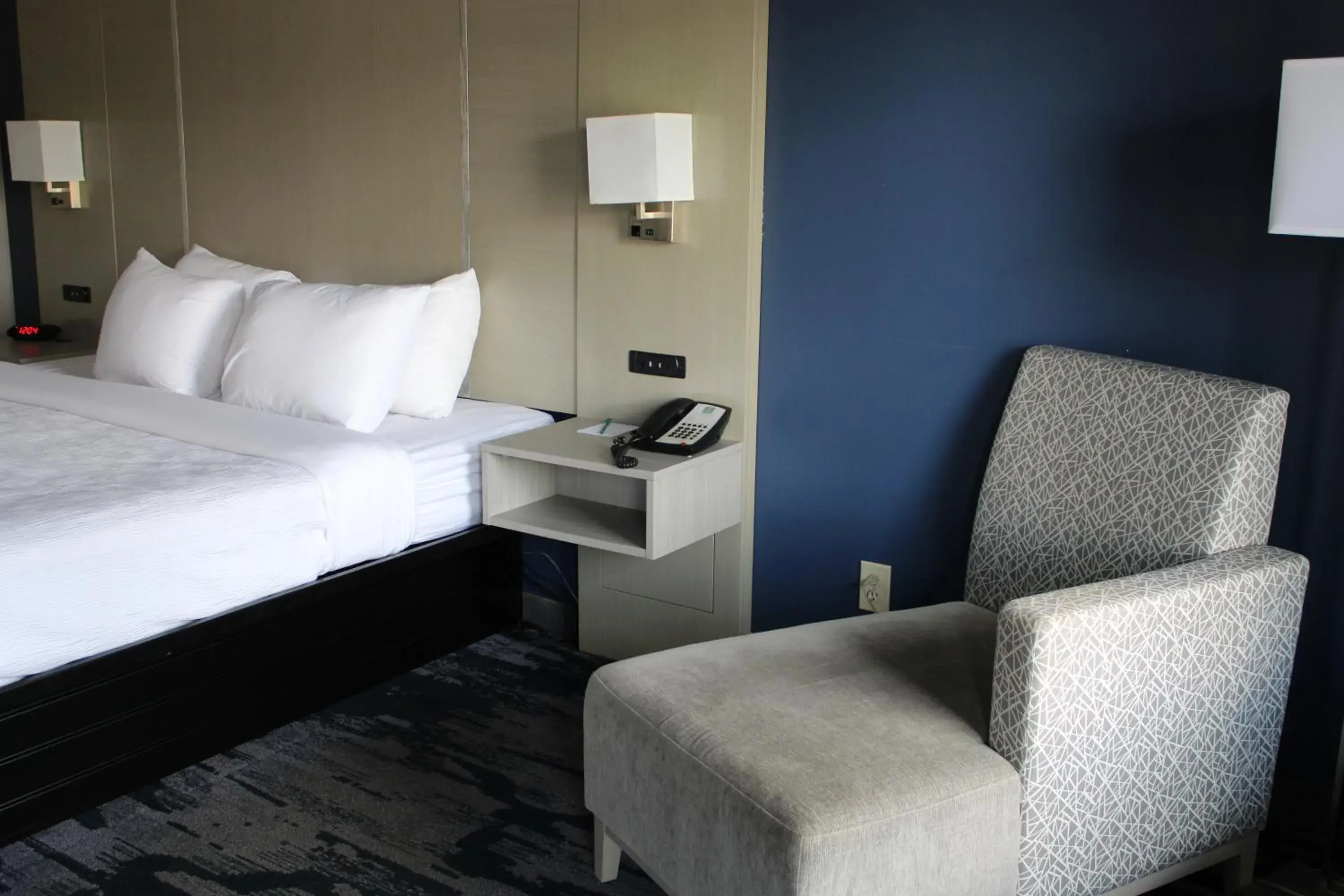 King Room - Smoking/Upper Floor in Quality Inn Scottsboro US-72-Lake Guntersville Area King Room - Smoking/Upper Floor in Quality Inn Scottsboro US-72-Lake Guntersville Area