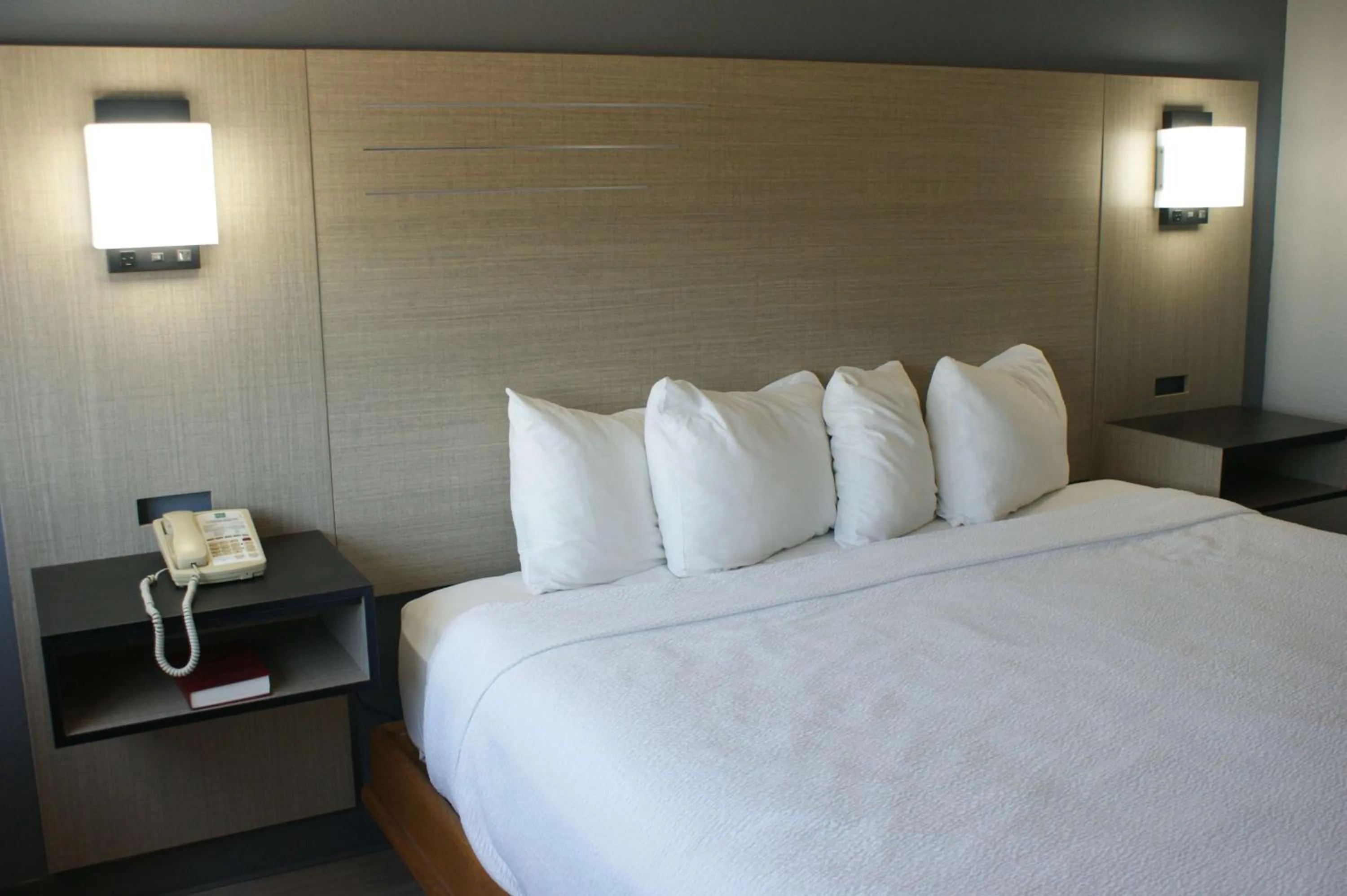 Bedroom in Sonesta Essential Van Buren-Fort Smith