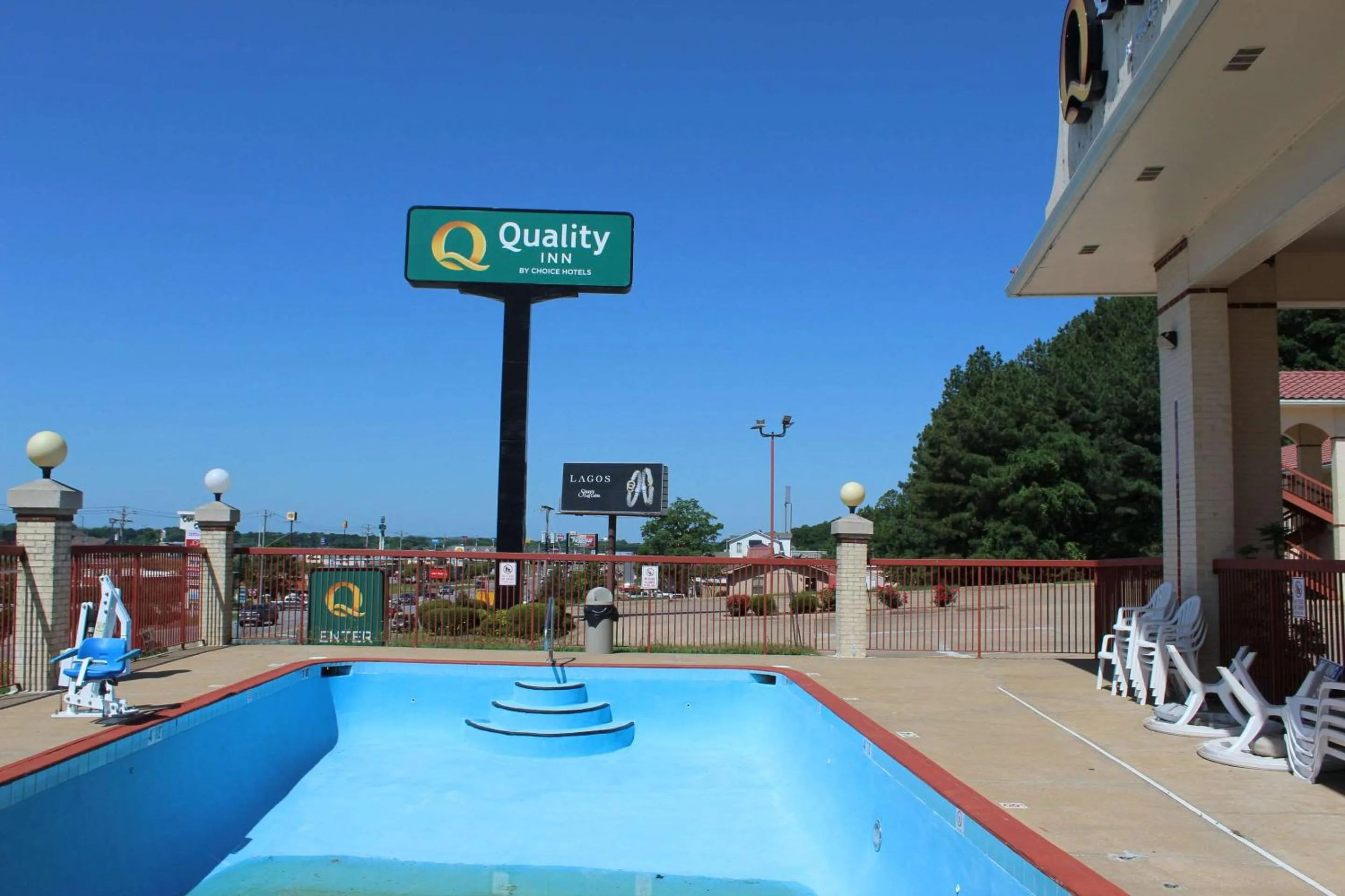 Swimming pool in Quality Inn Conway - Greenbrier