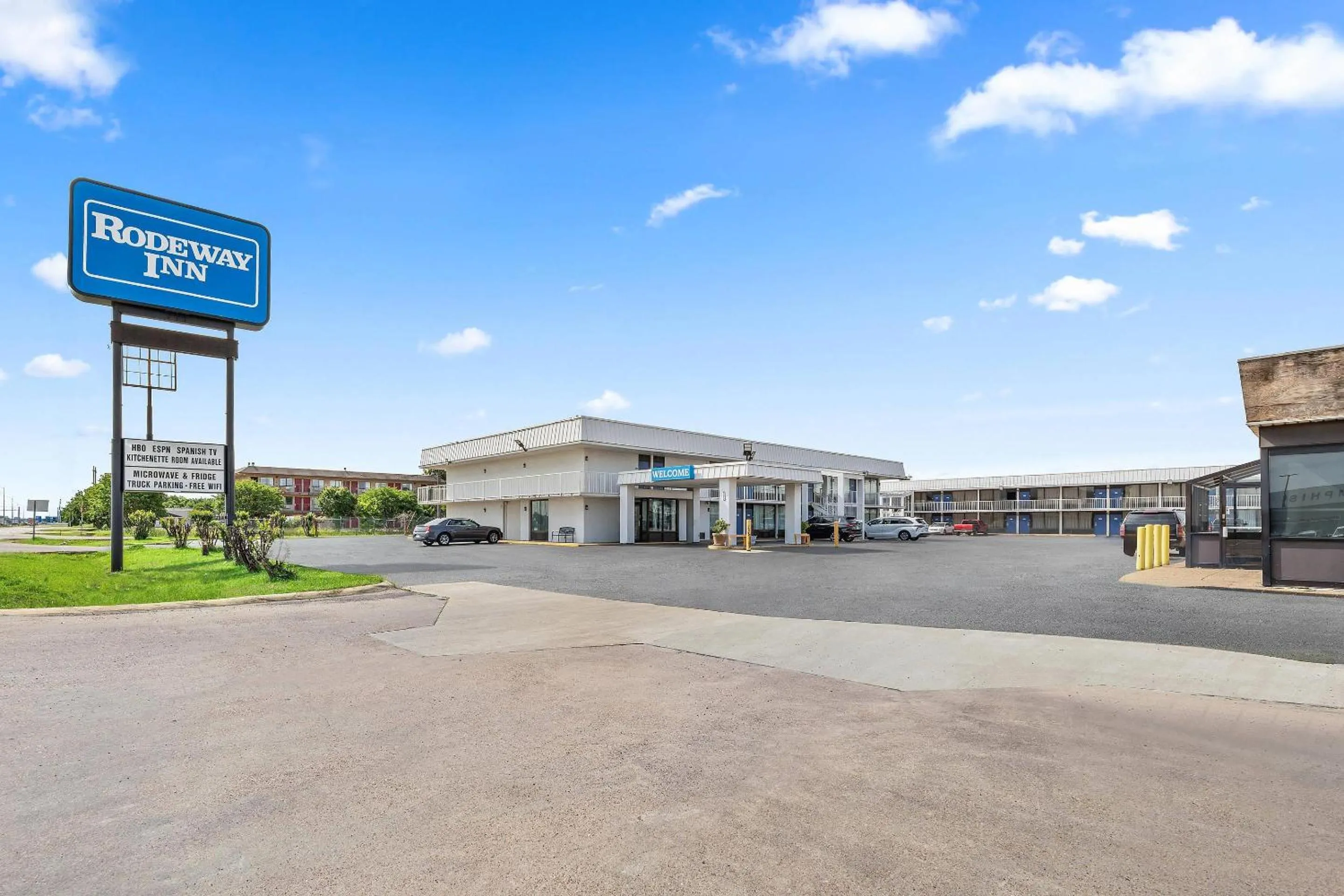 Property building in Rodeway Inn West Memphis