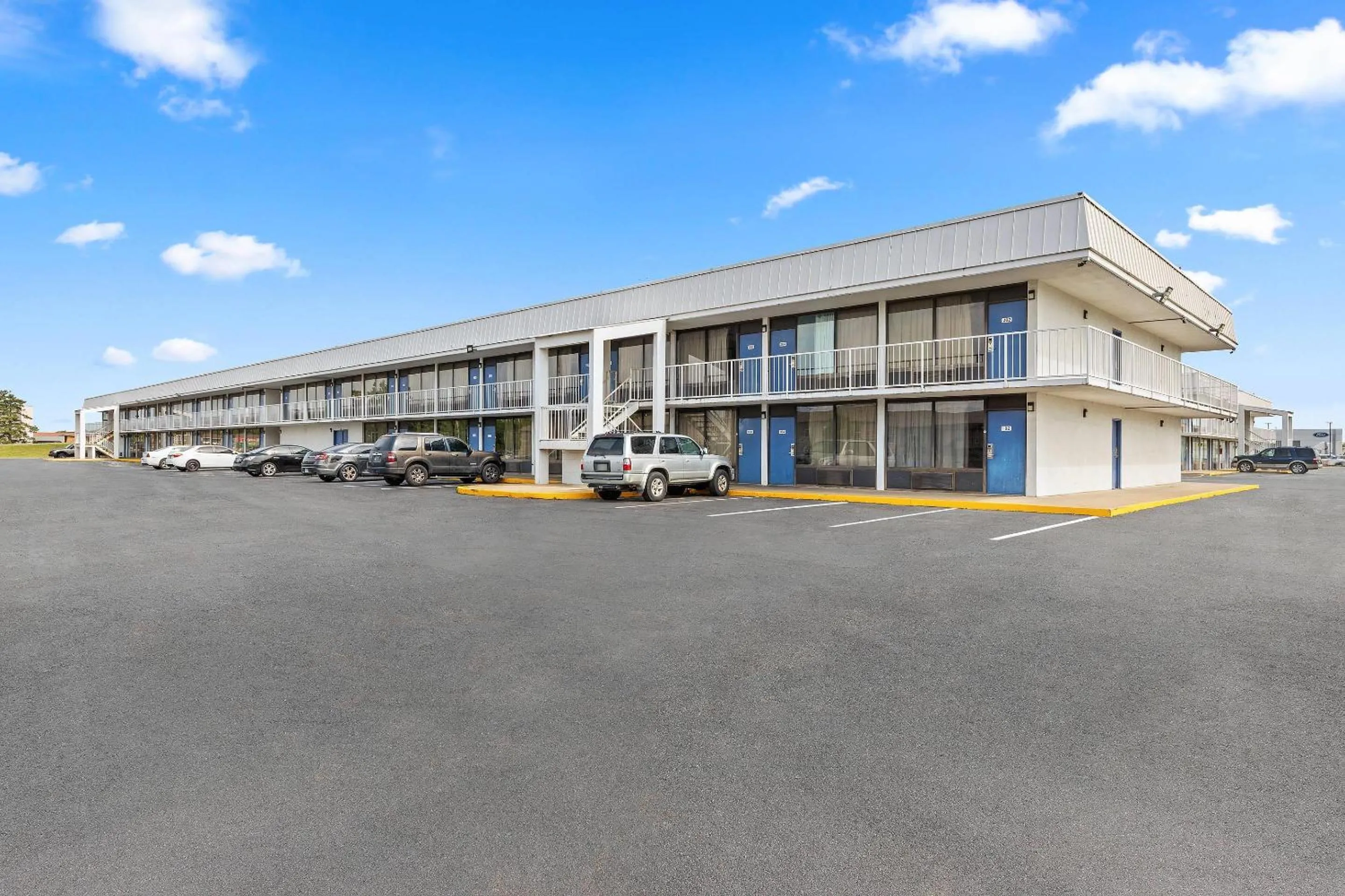 Property building in Rodeway Inn West Memphis