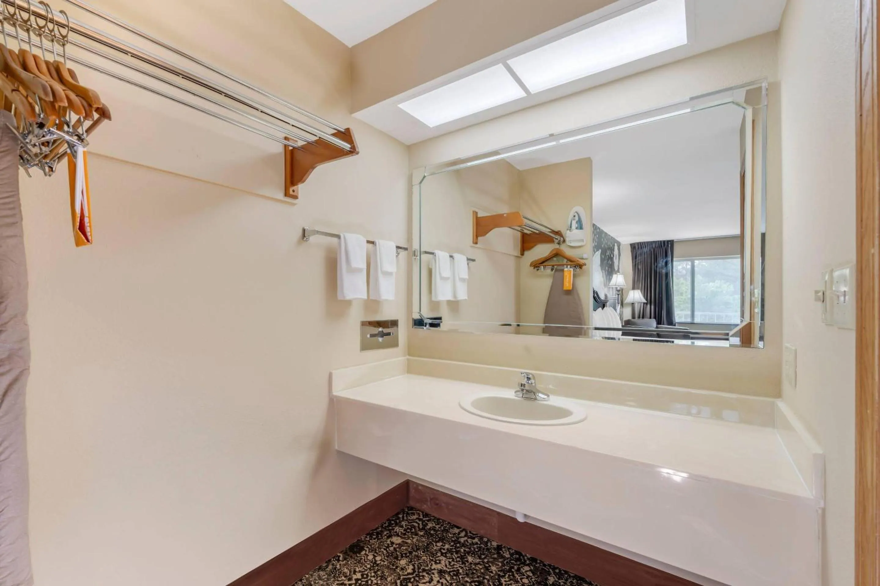 Bedroom in Quality Inn Eureka Springs South