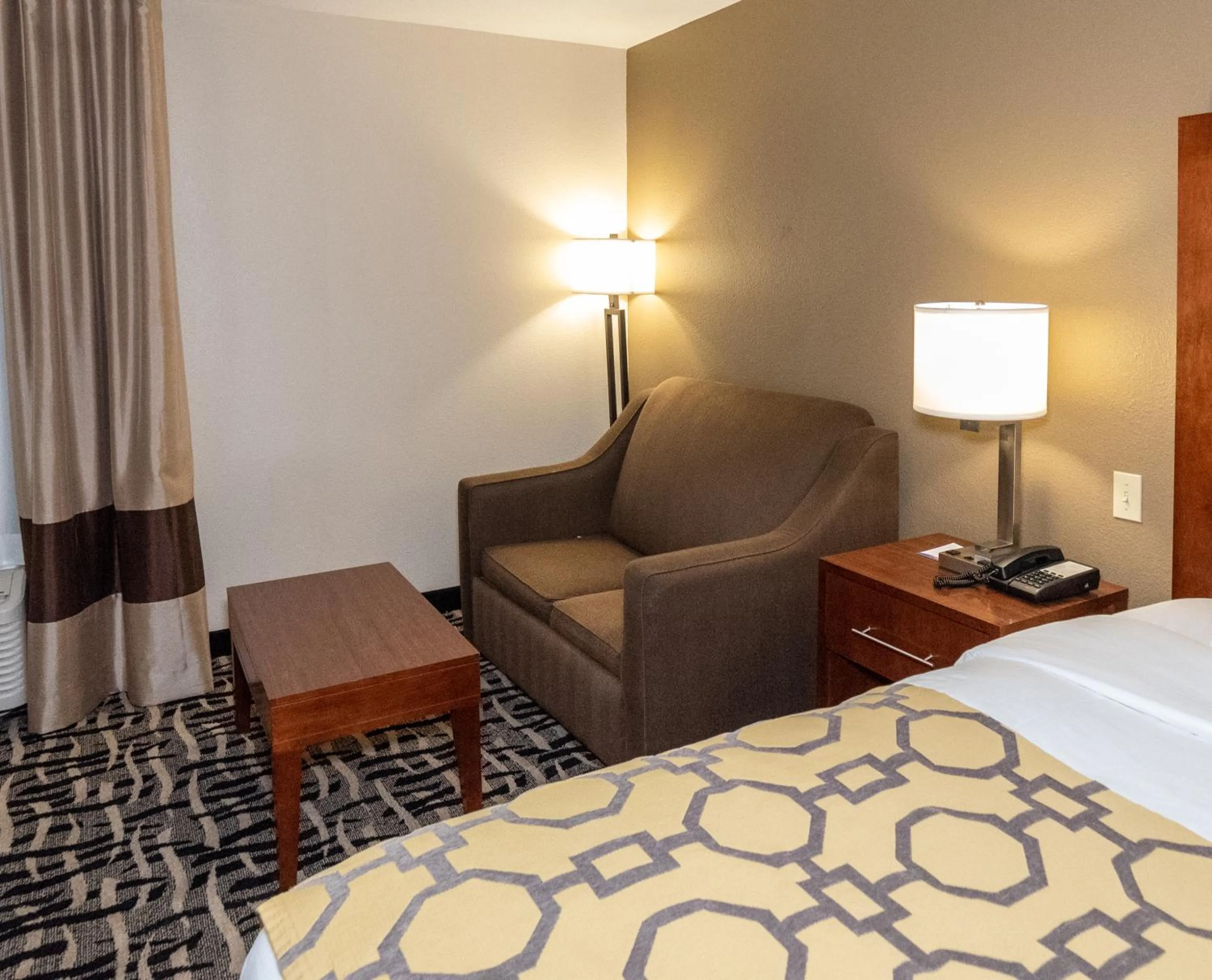 Seating area, Bed in Baymont by Wyndham Caddo Valley/Arkadelphia