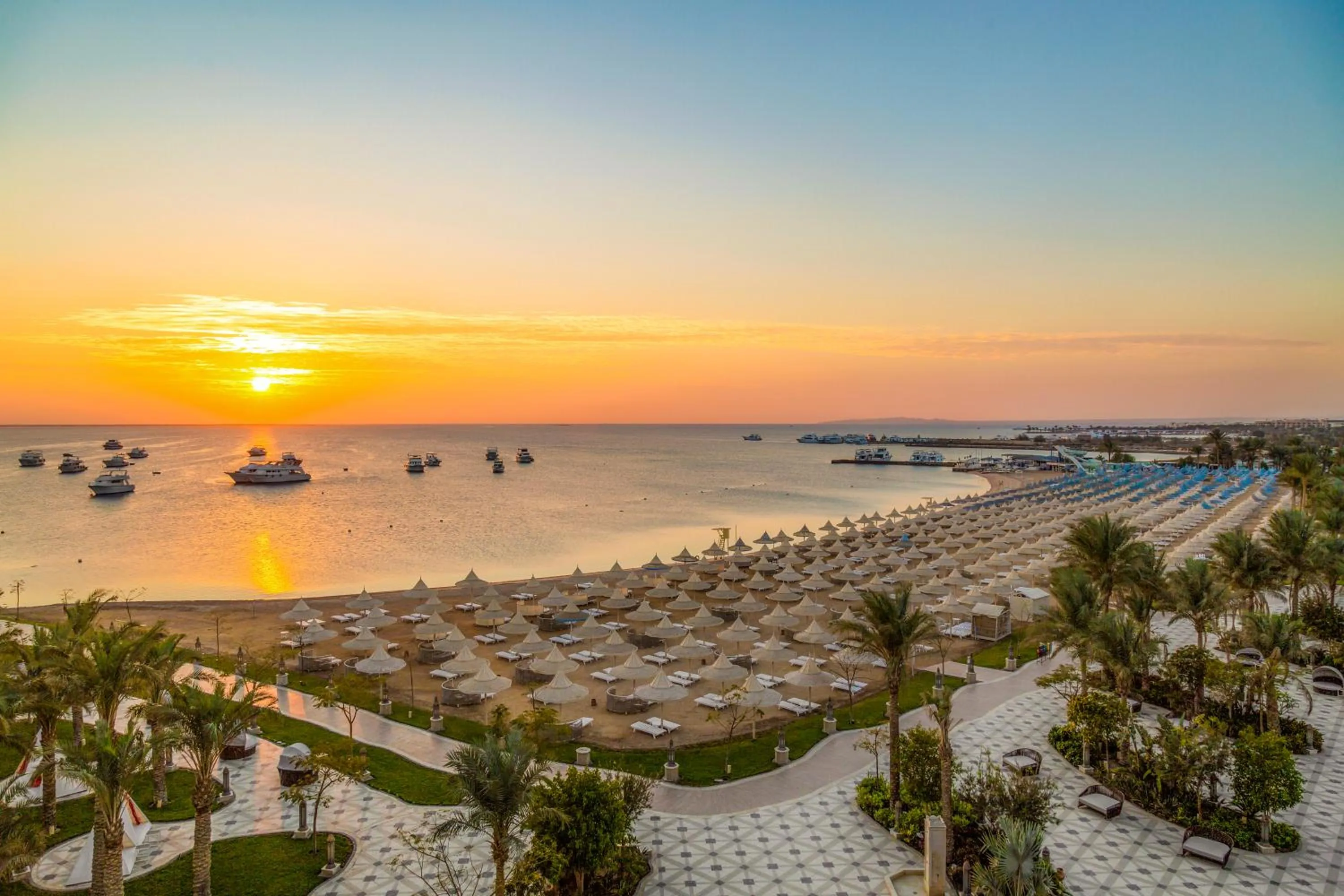 Beach in Grand Palace - Couples only 18 years plus