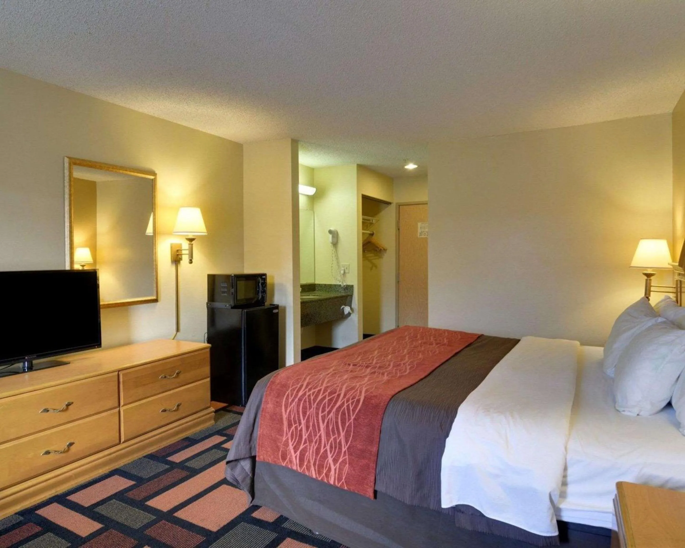 Photo of the whole room, Bed in Quality Inn & Suites Malvern