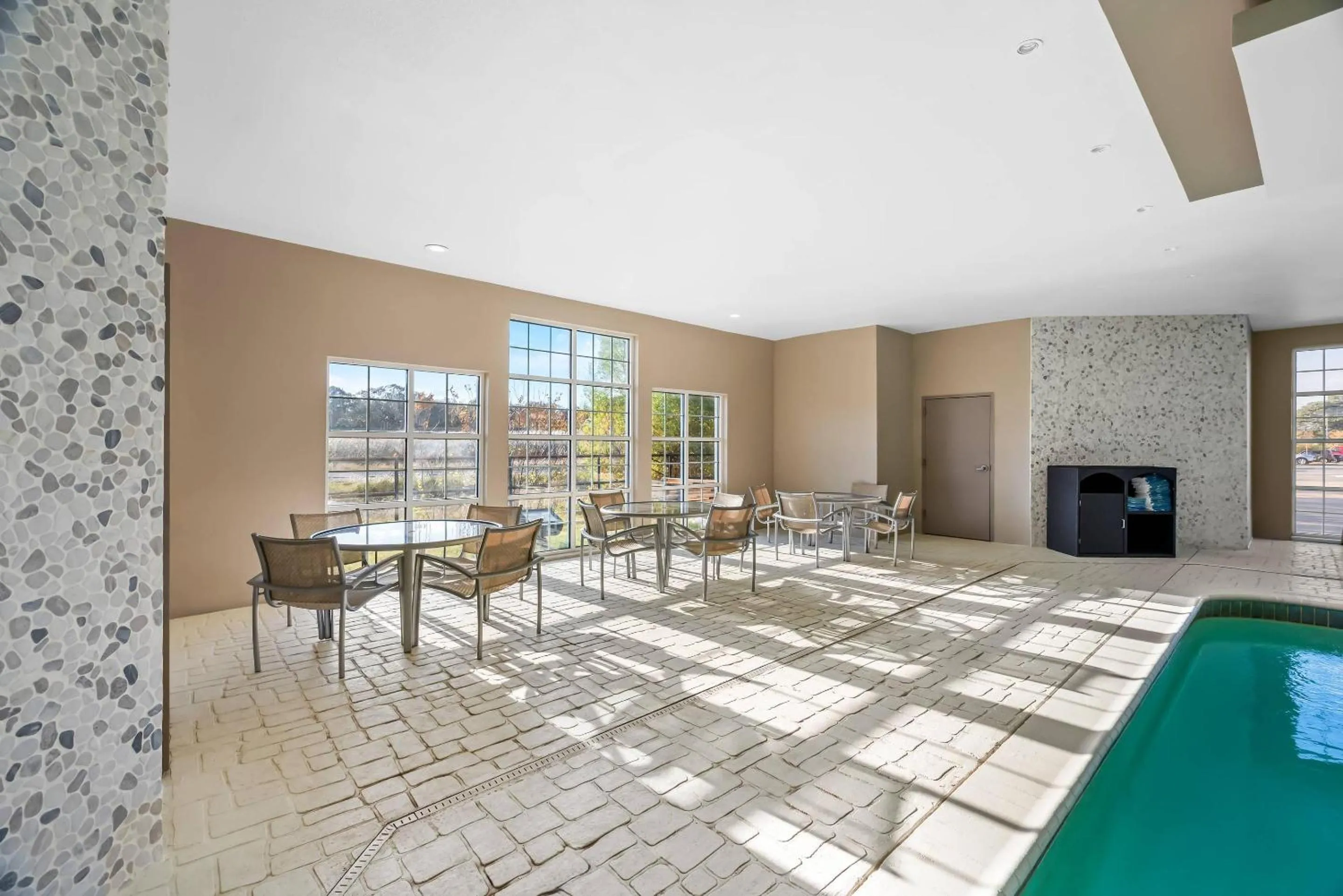 Swimming pool in Comfort Suites Conway