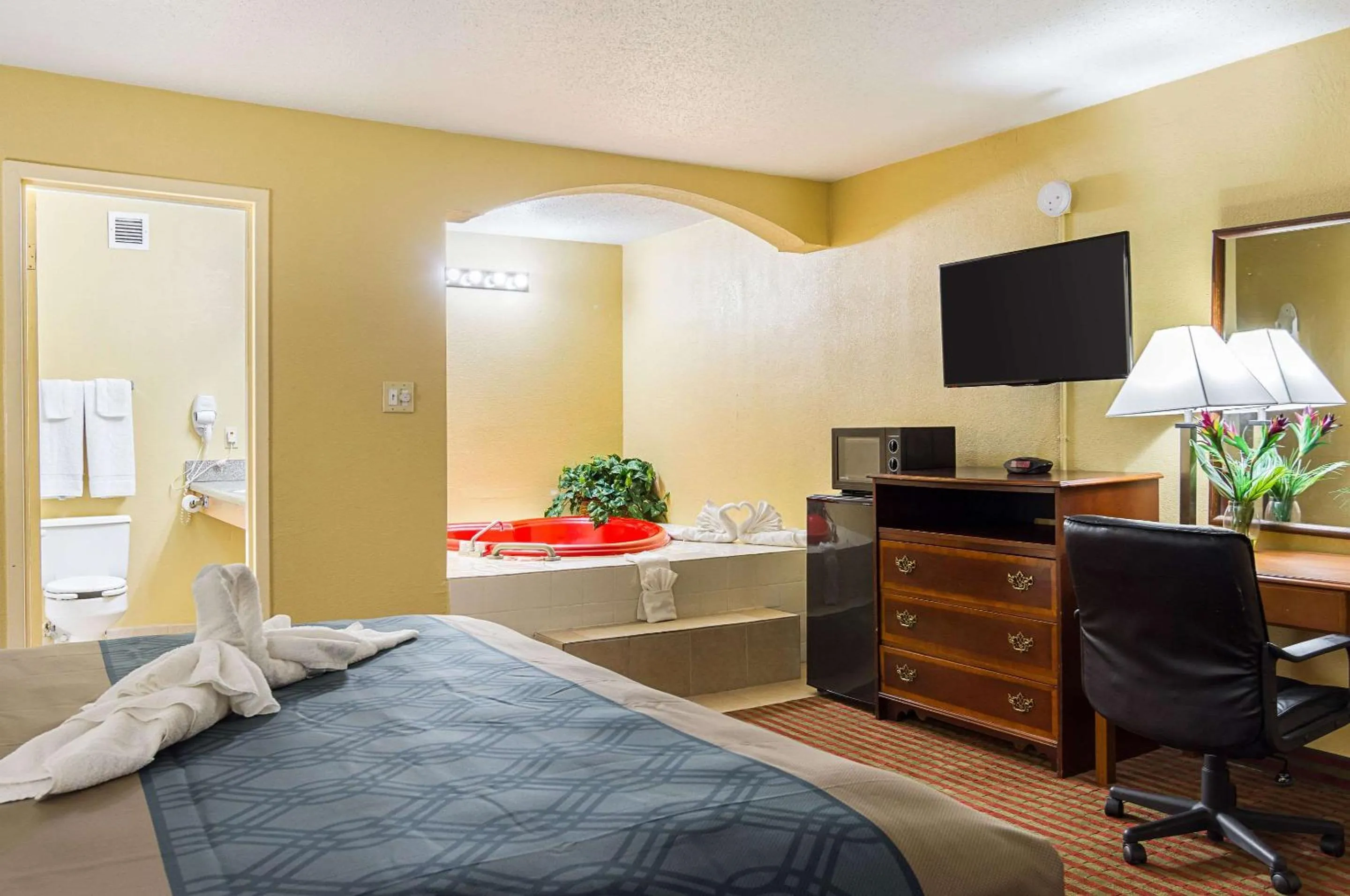 Photo of the whole room, Bed in Econo Lodge Jacksonville near Little Rock Air Force Base