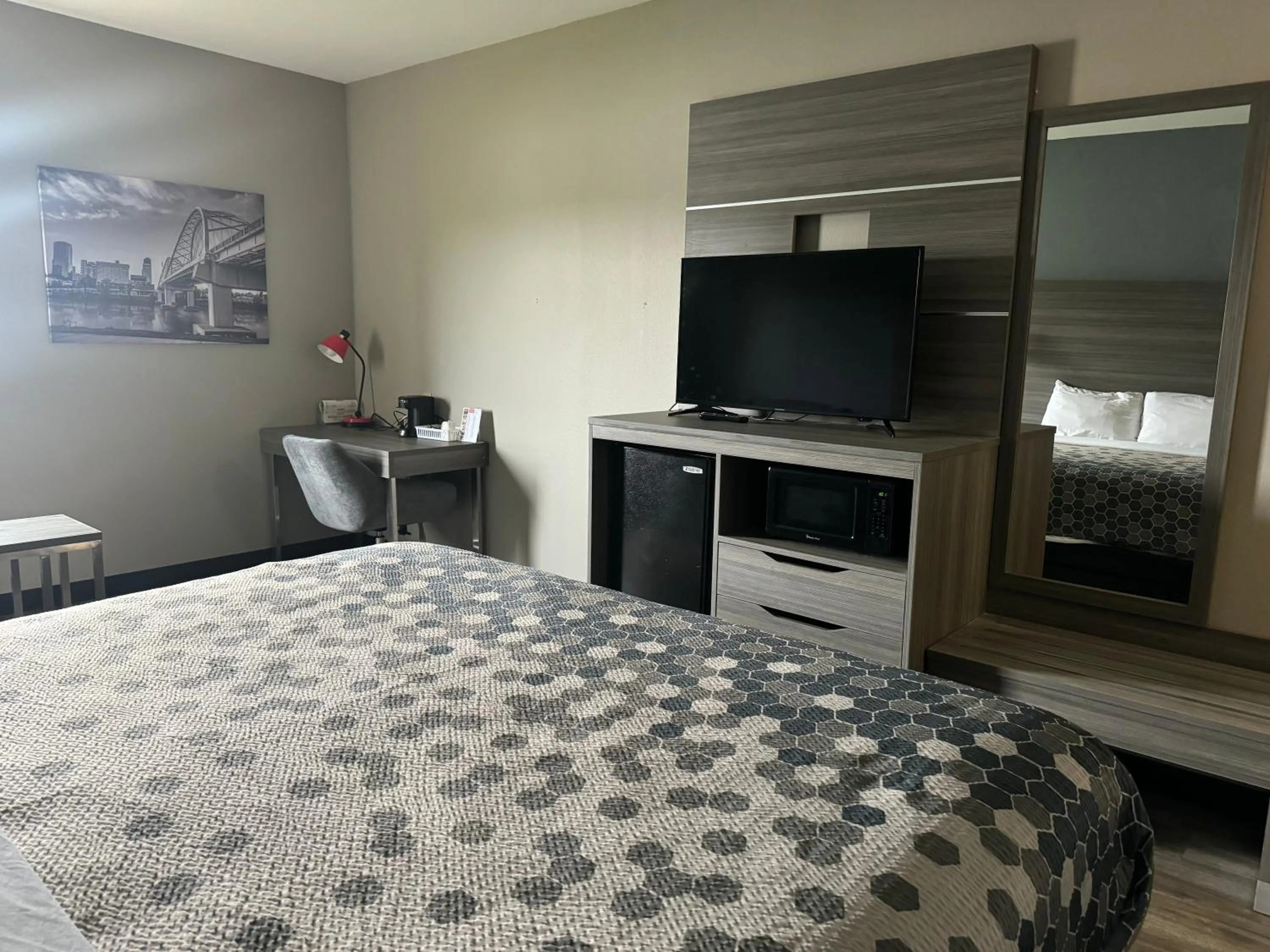 TV and multimedia, Bed in Econo Lodge Inn & Suites Pritchard Road North Little Rock