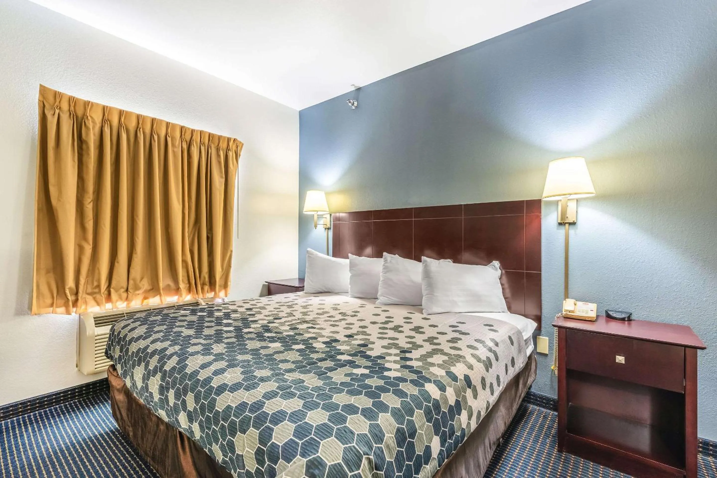 Bedroom, Bed in Econo Lodge Inn & Suites Pritchard Road North Little Rock