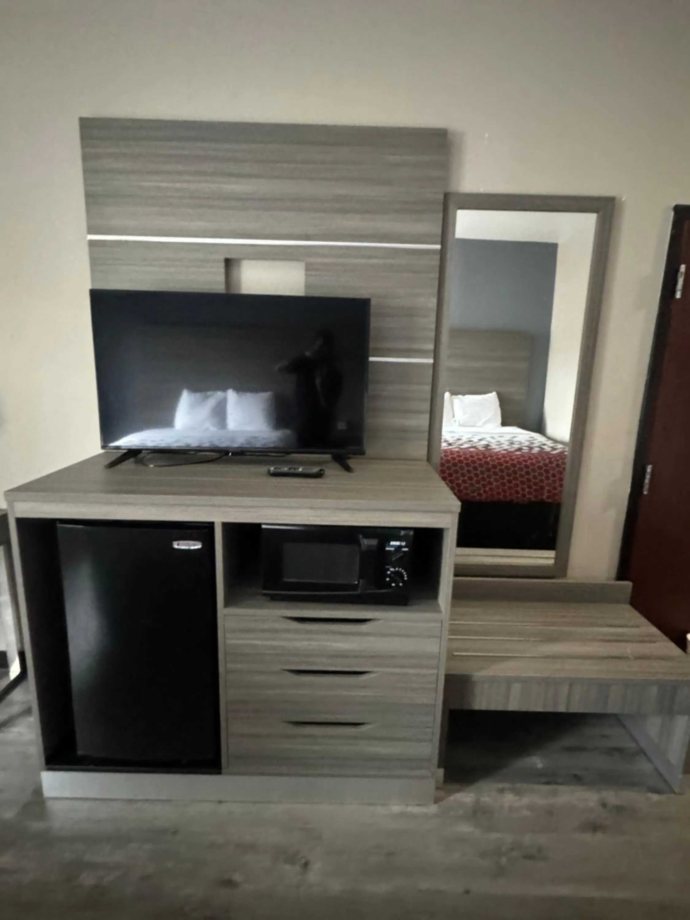 TV and multimedia in Econo Lodge Inn & Suites Pritchard Road North Little Rock