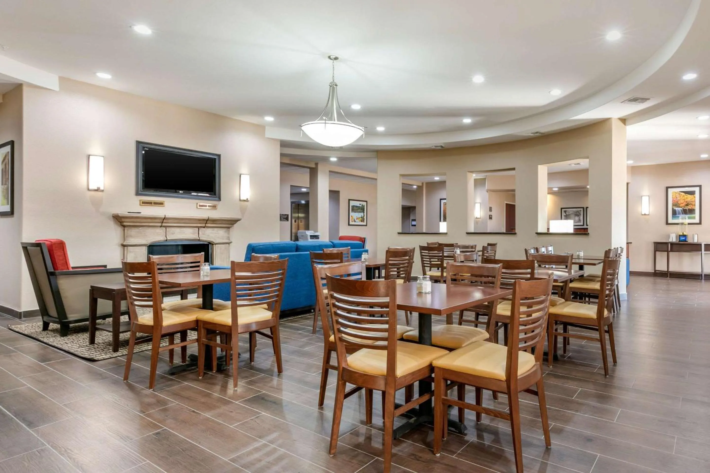 Breakfast in Comfort Inn & Suites Van Buren - Fort Smith