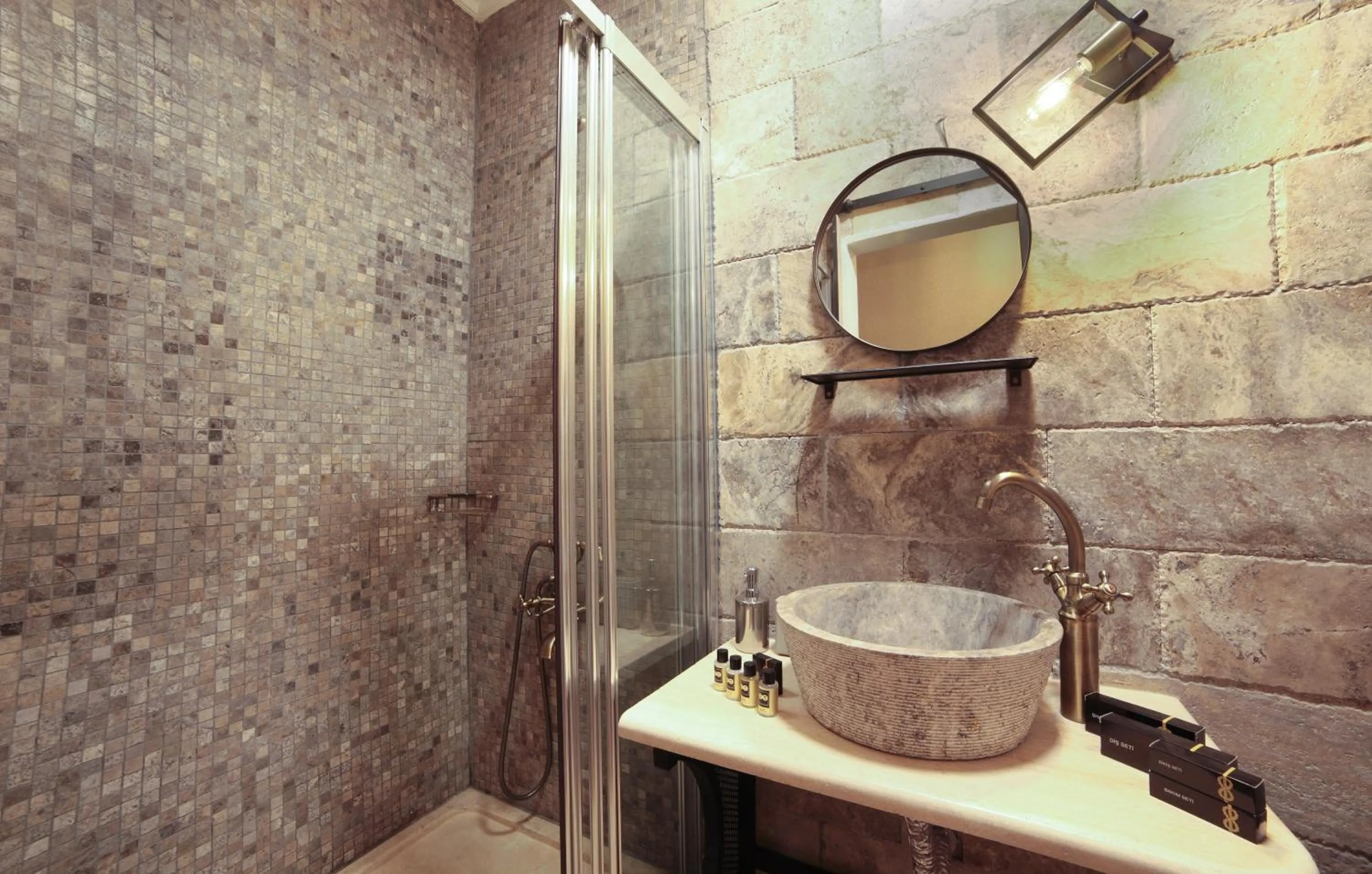 Shower in Ardilas Residence