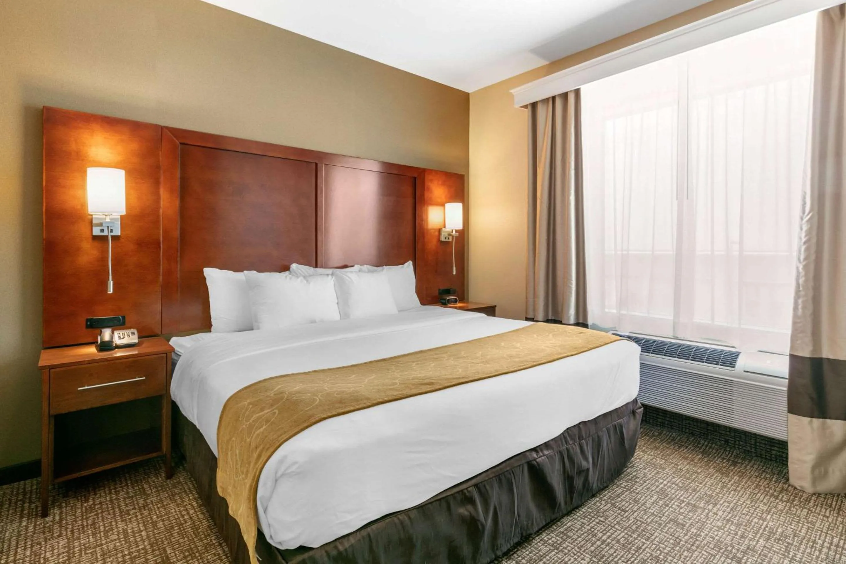 Bedroom, Bed in Comfort Suites Forrest City