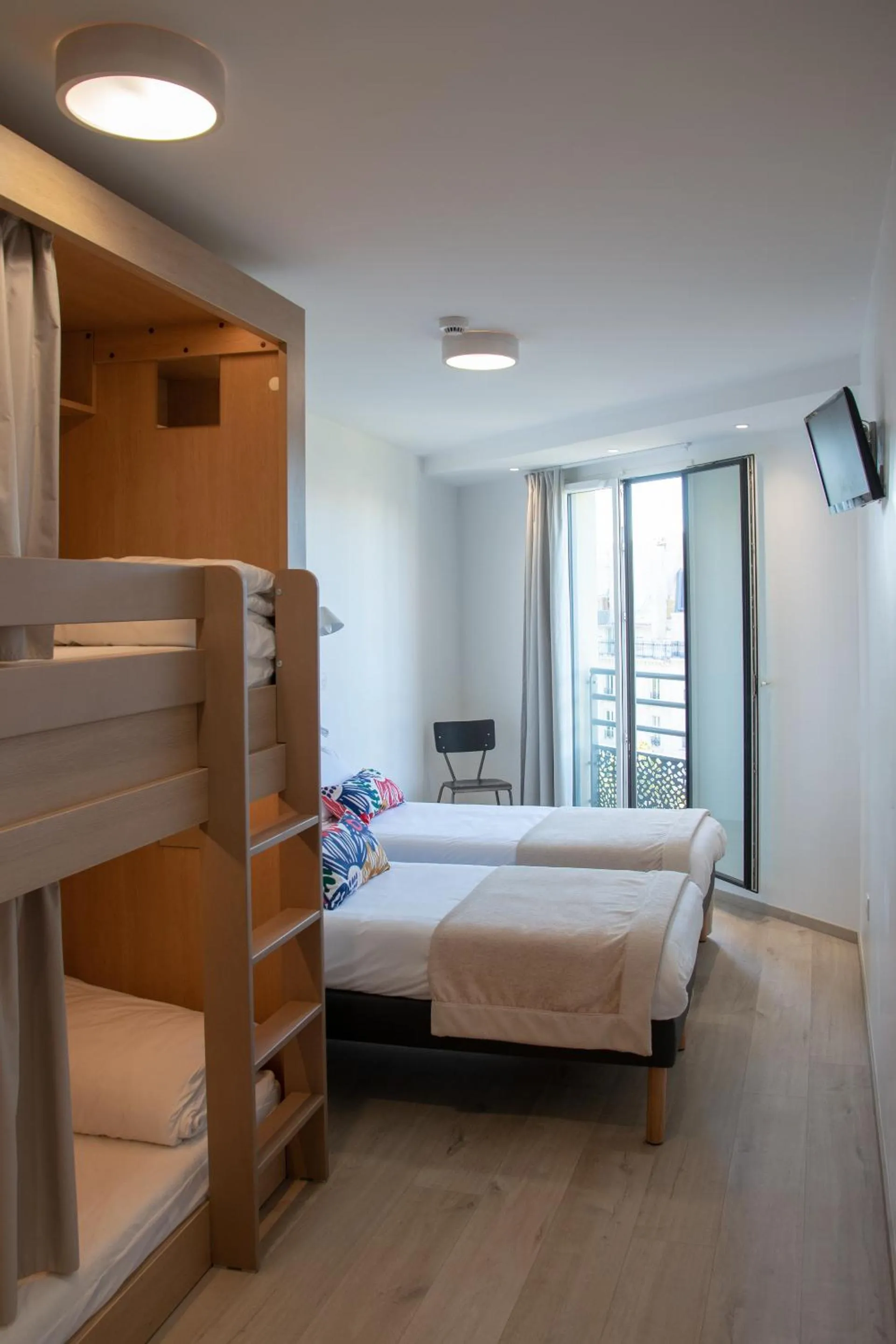 Photo of the whole room, Bed in The People - Paris Bercy