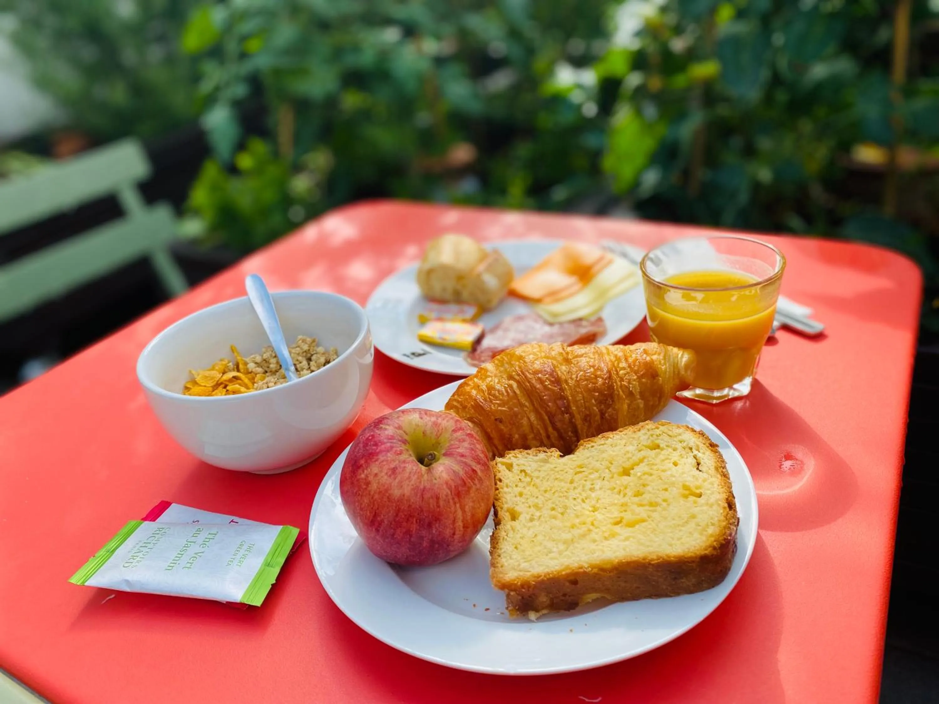 Food and drinks in The People - Paris Bercy