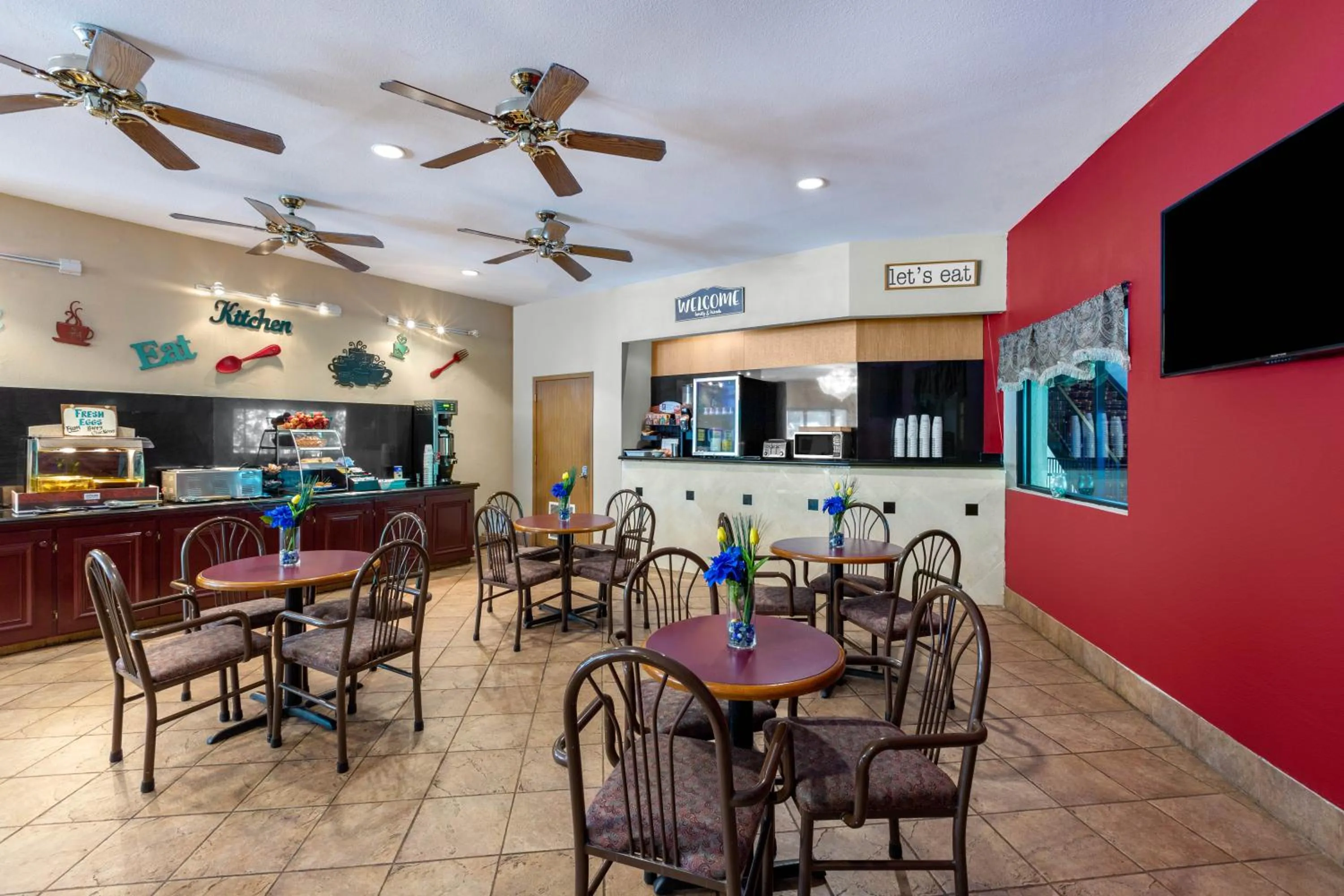 American breakfast in Super 8 by Wyndham Eureka Springs