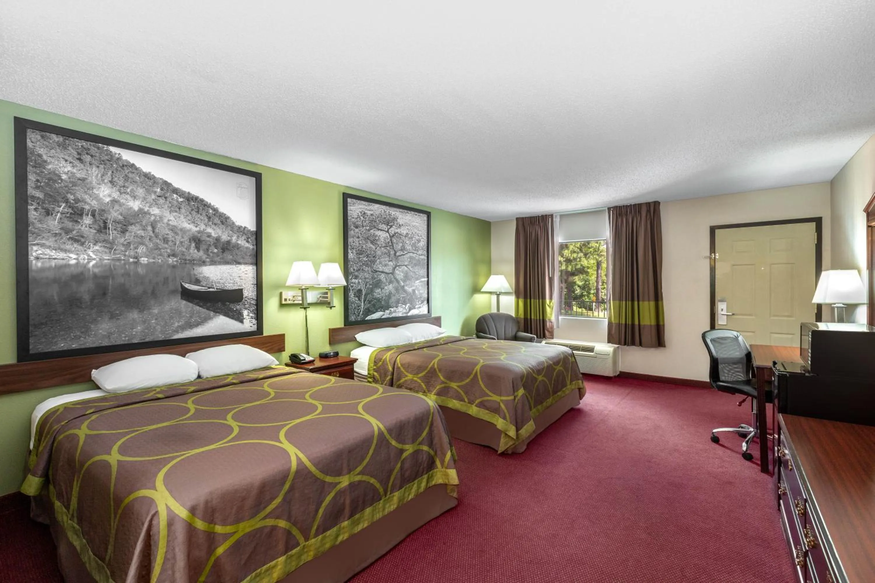 Photo of the whole room, Bed in Super 8 by Wyndham Eureka Springs