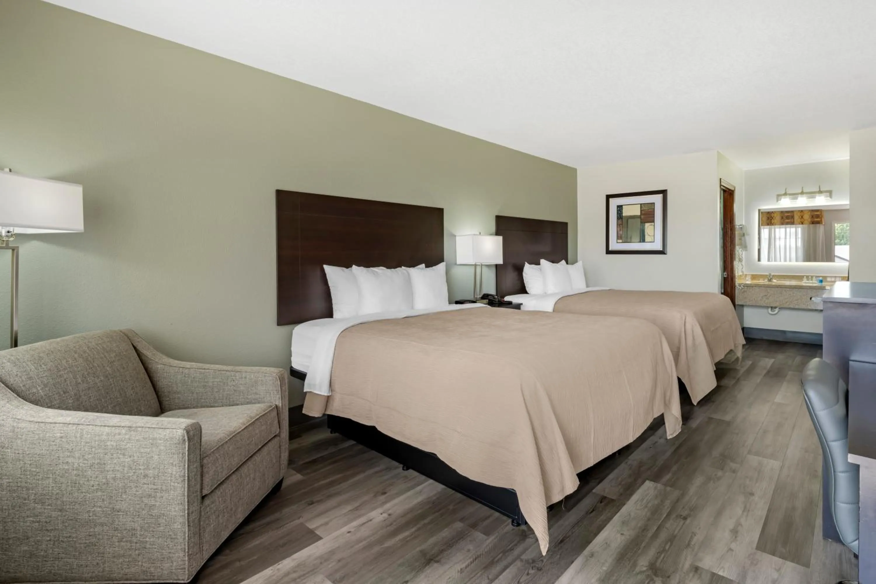 Bed in Quality Inn Siloam Springs West