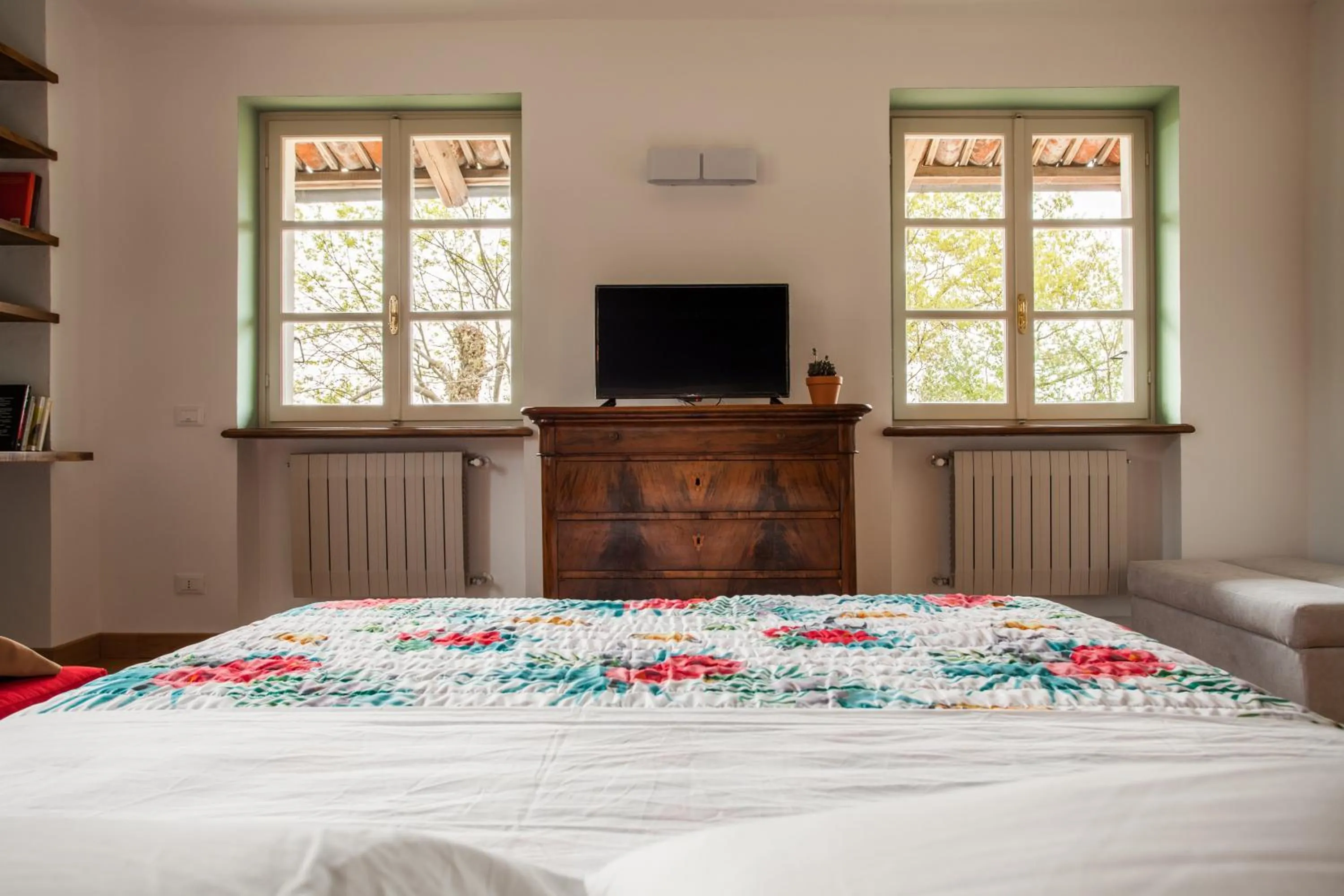 Photo of the whole room, Bed in AMERICA NEI BOSCHI B&B