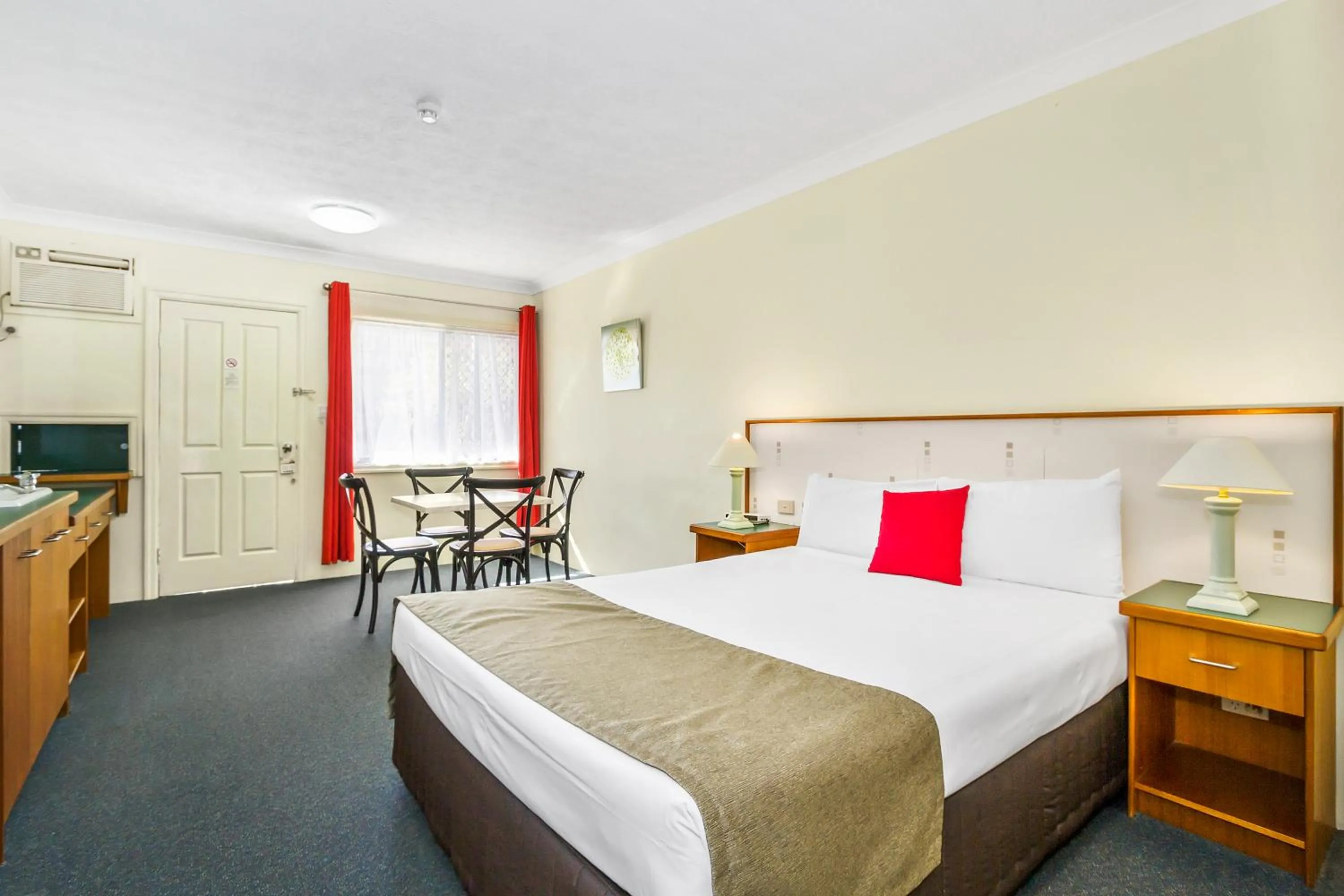 Photo of the whole room in Bayswater Tweed