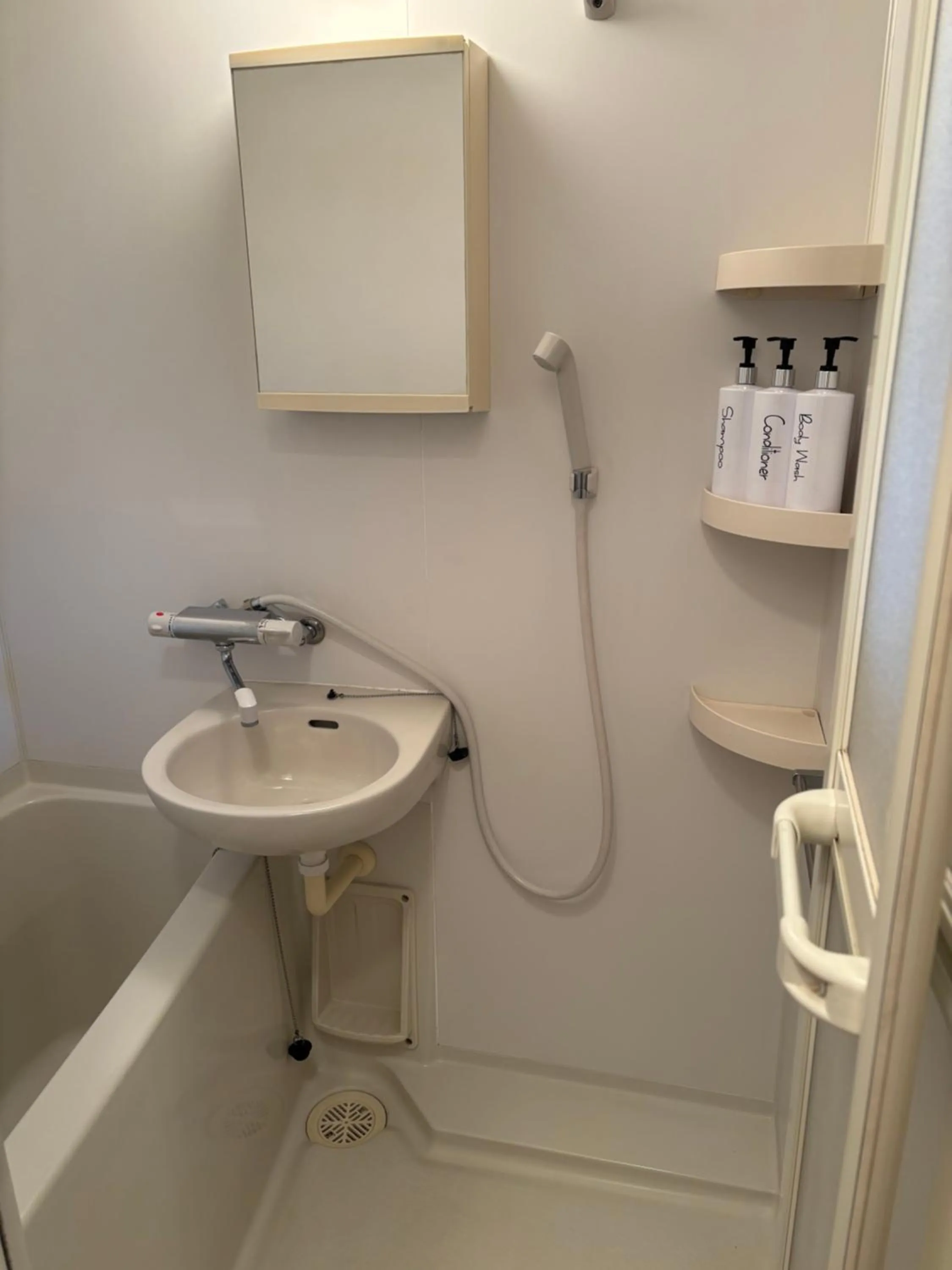 Shower in 777 Takamatsu Guest House