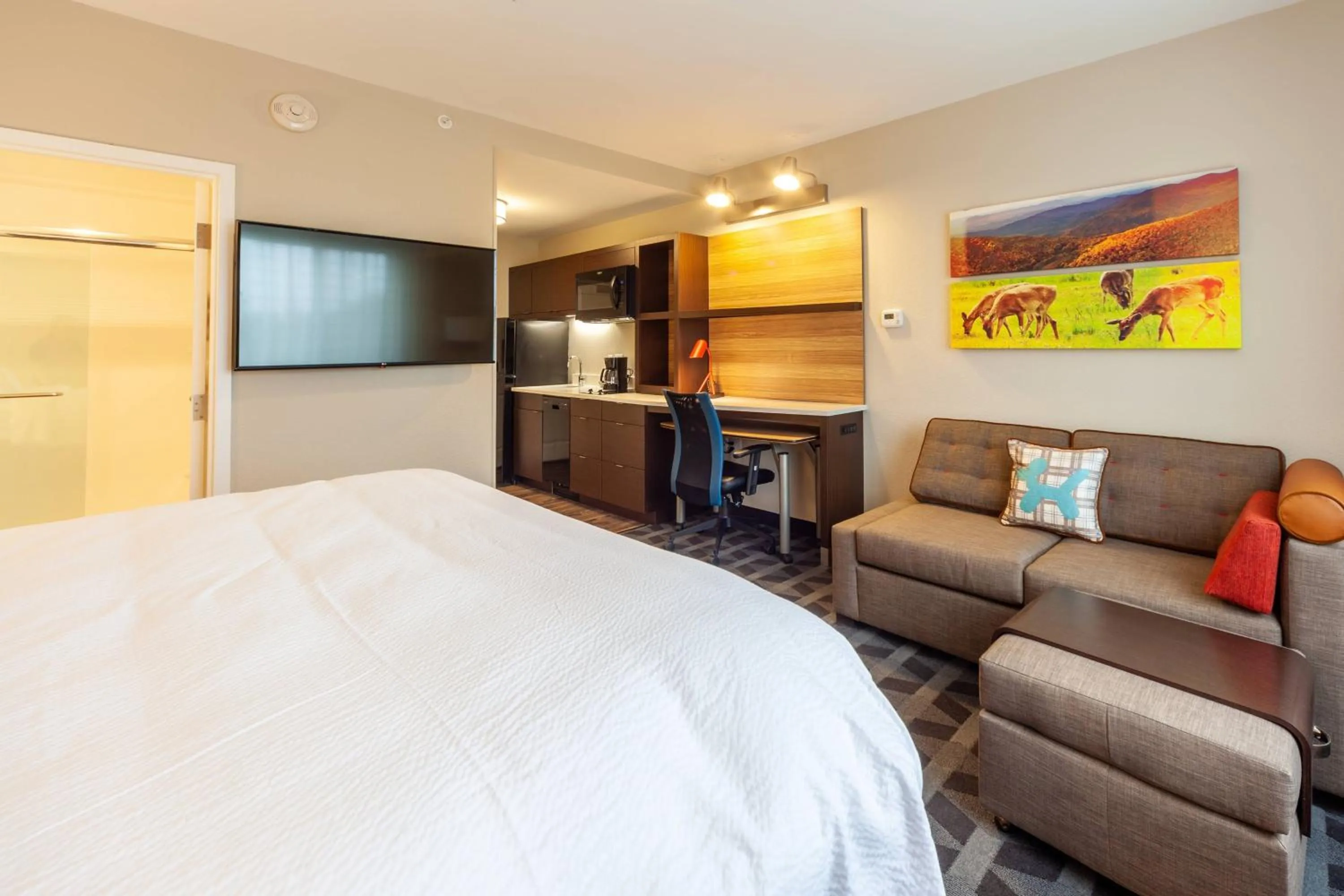 Photo of the whole room, Bed in TownePlace Suites by Marriott Front Royal