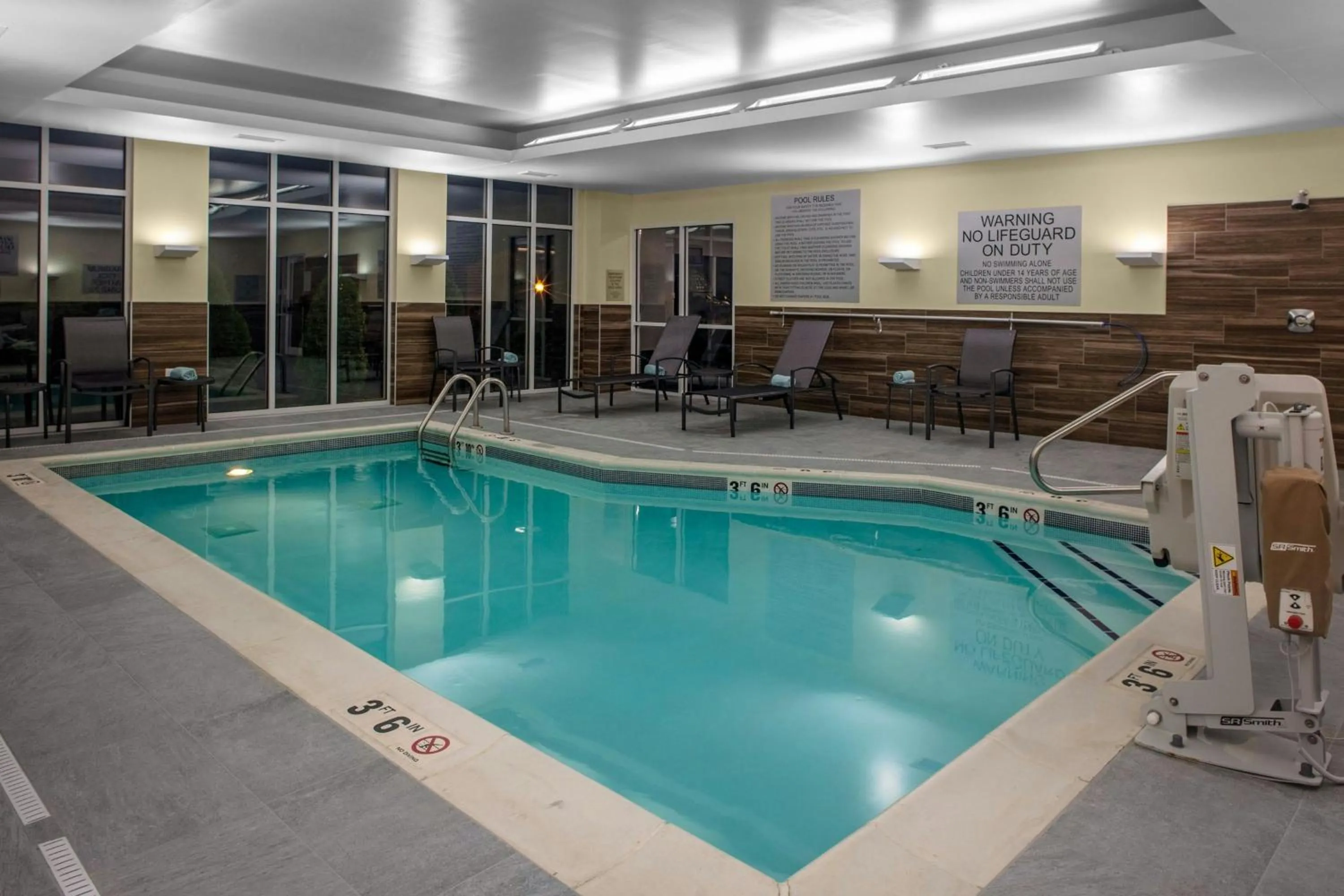 Swimming pool in Fairfield Inn & Suites by Marriott Indianapolis Greenfield