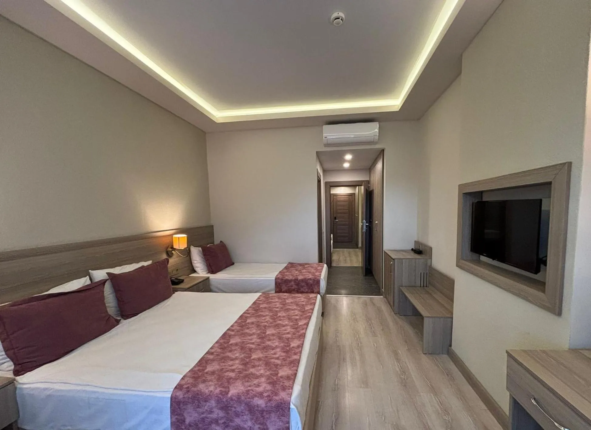 Communal lounge/ TV room, Bed in Master Family Club