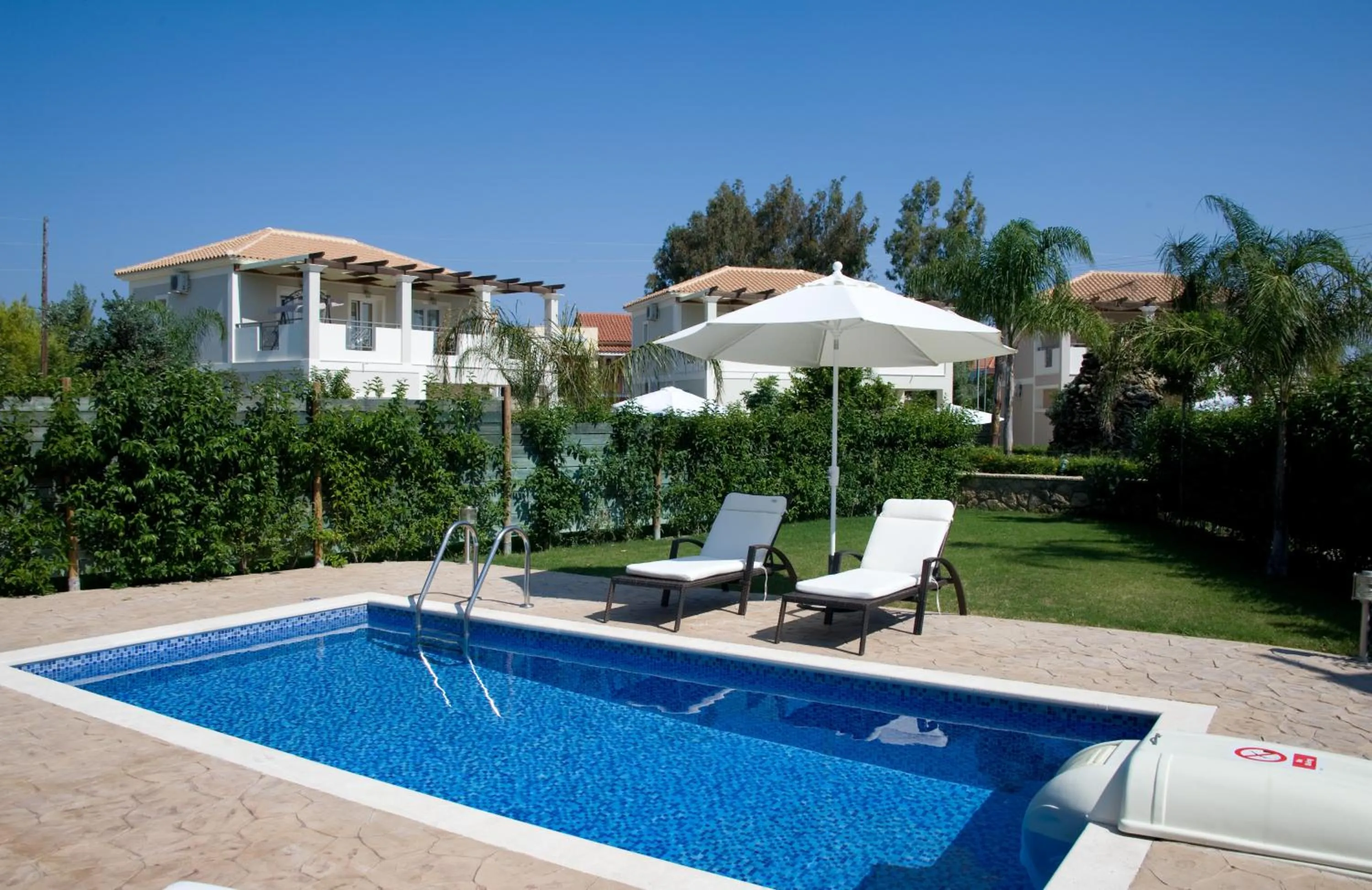 Swimming pool in Mamfredas Luxury Resort