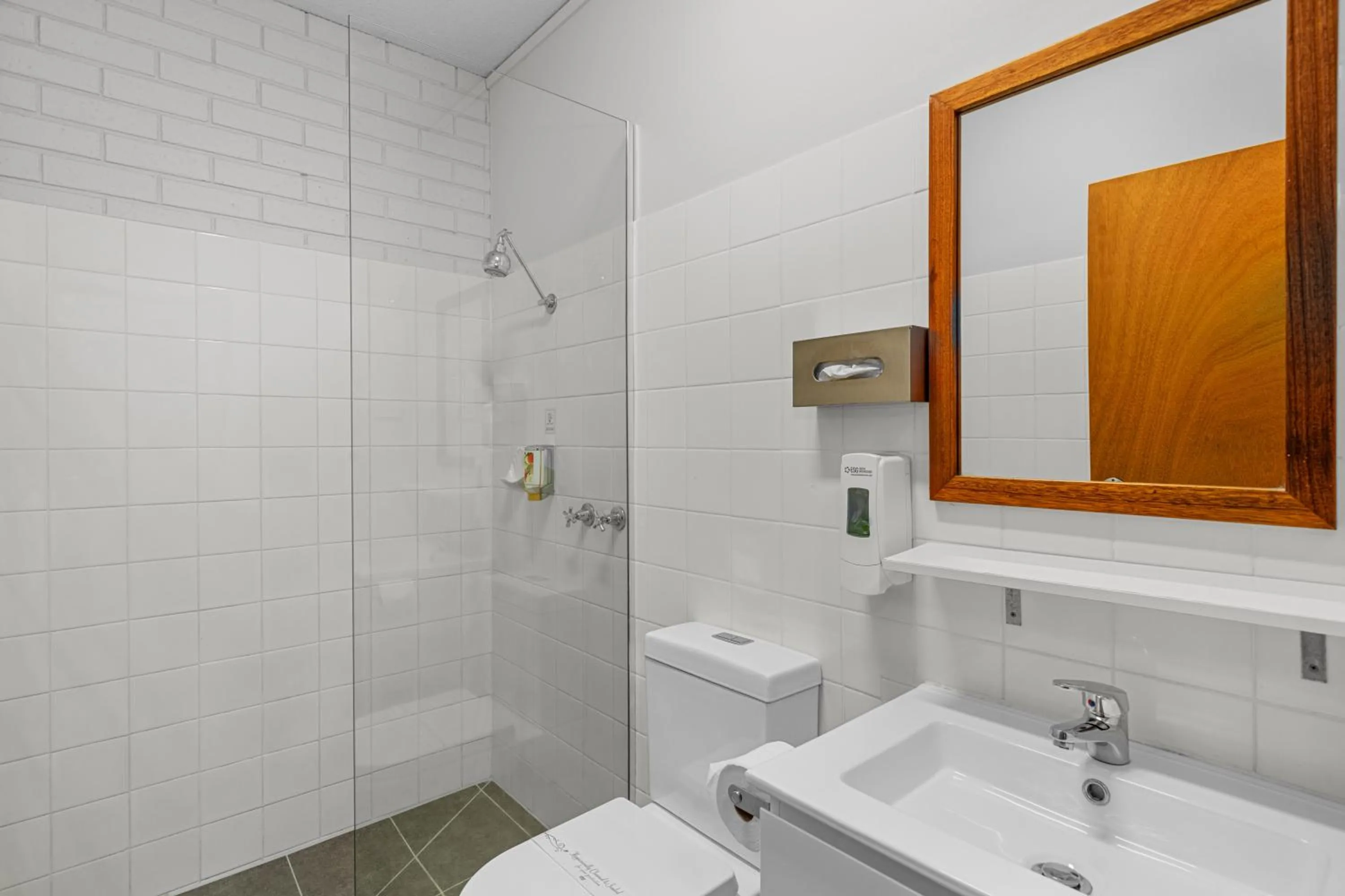 Shower in Comfort Inn Benalla