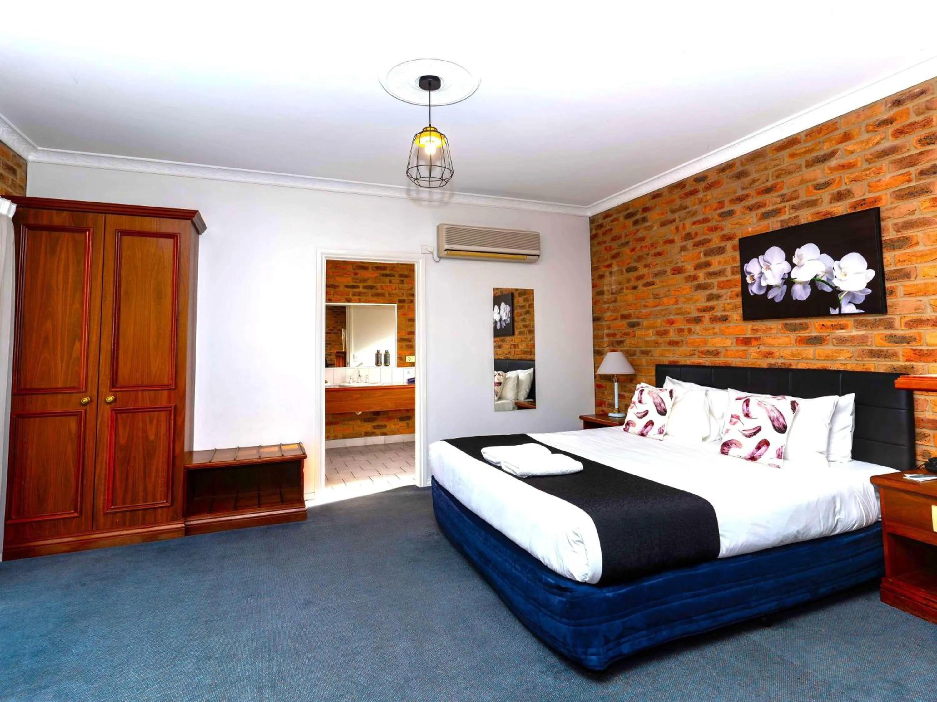 Bedroom, Bed in Mercure Port of Echuca