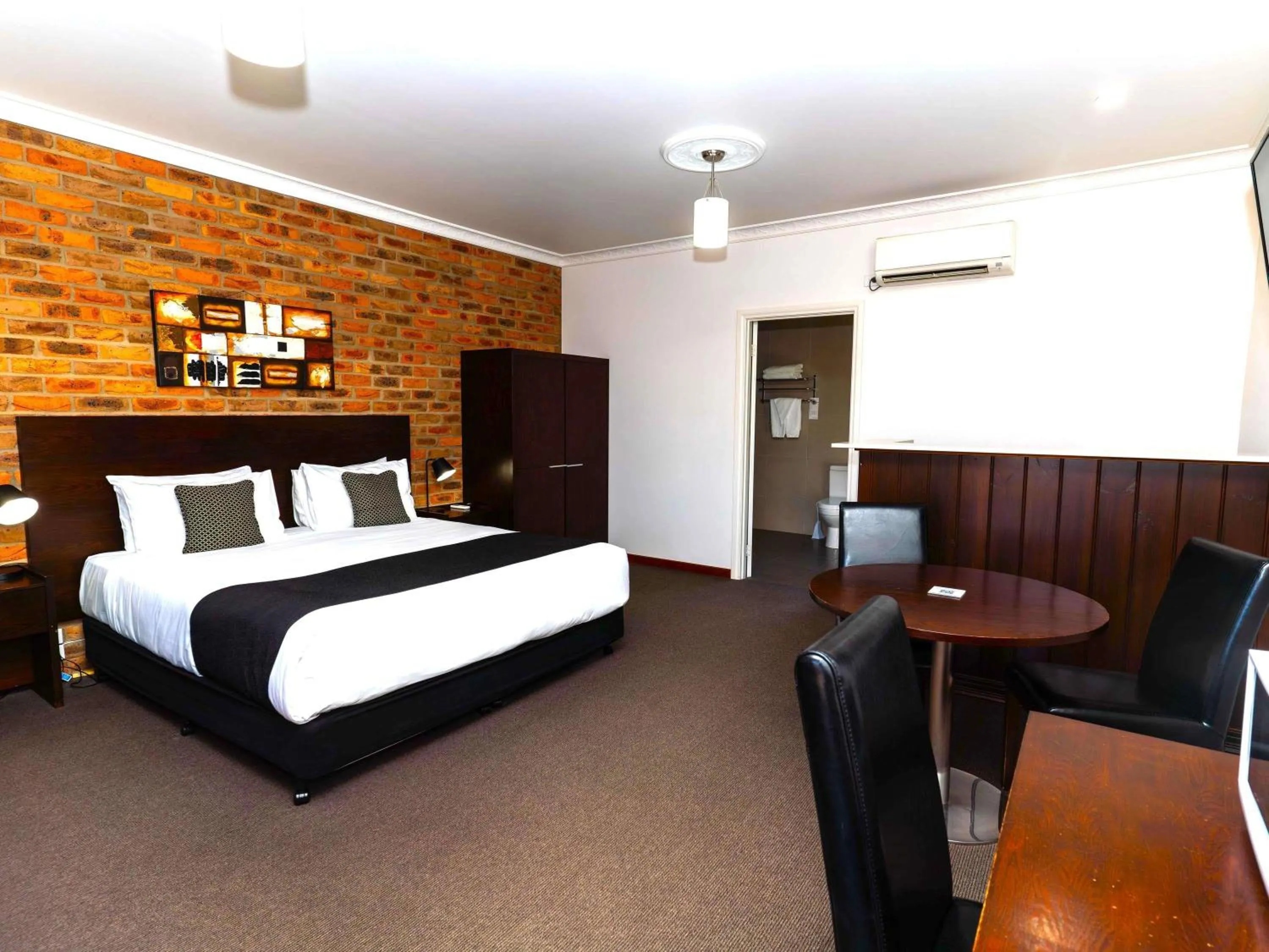 Bedroom, Bed in Mercure Port of Echuca