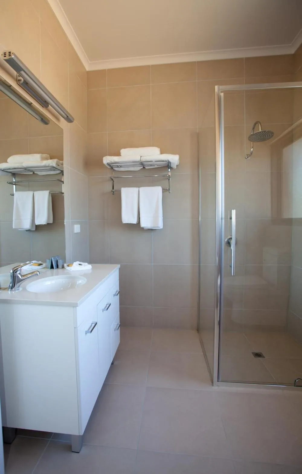 Shower in Mercure Port of Echuca