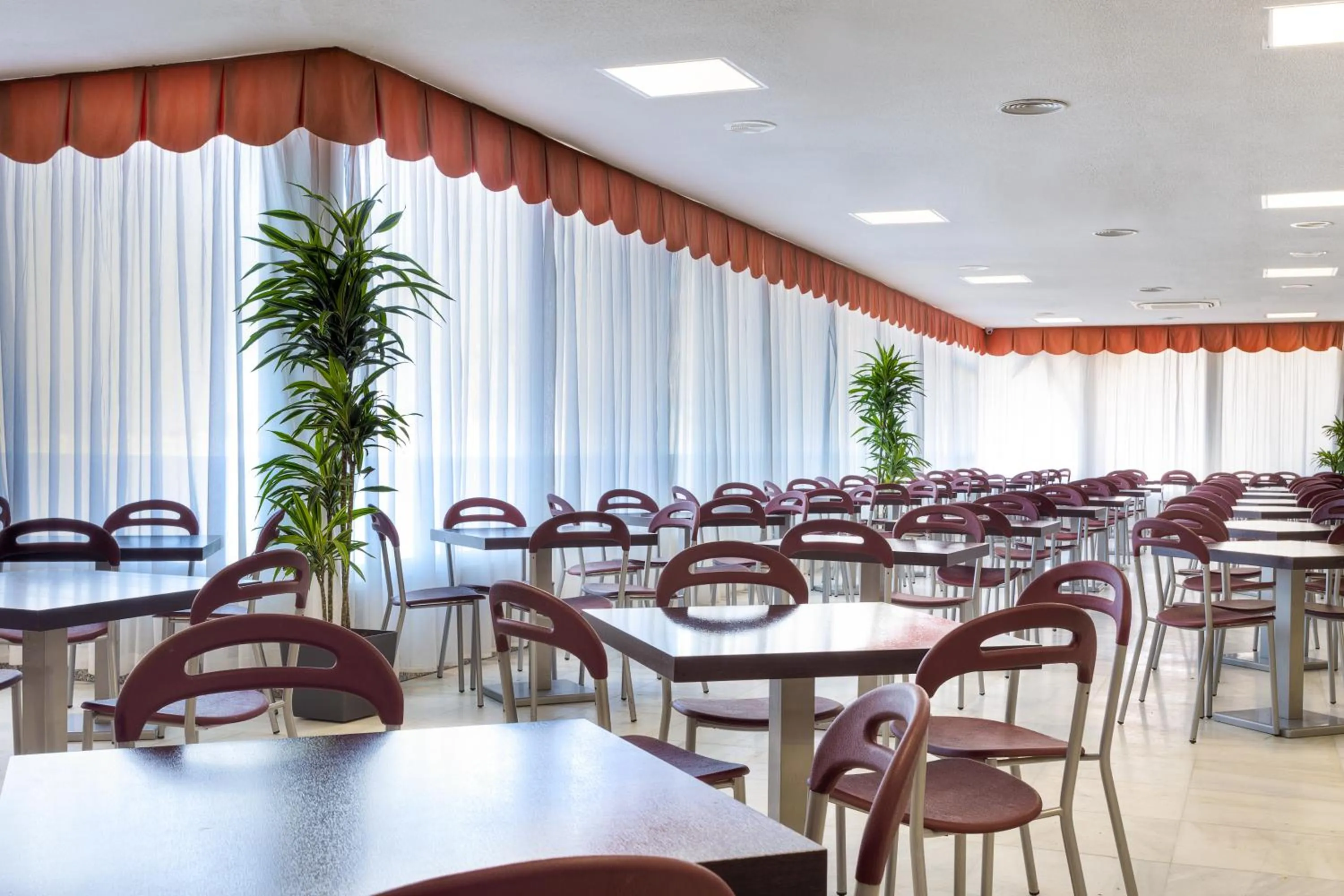 Communal lounge/ TV room in Hotel Izán Cavanna