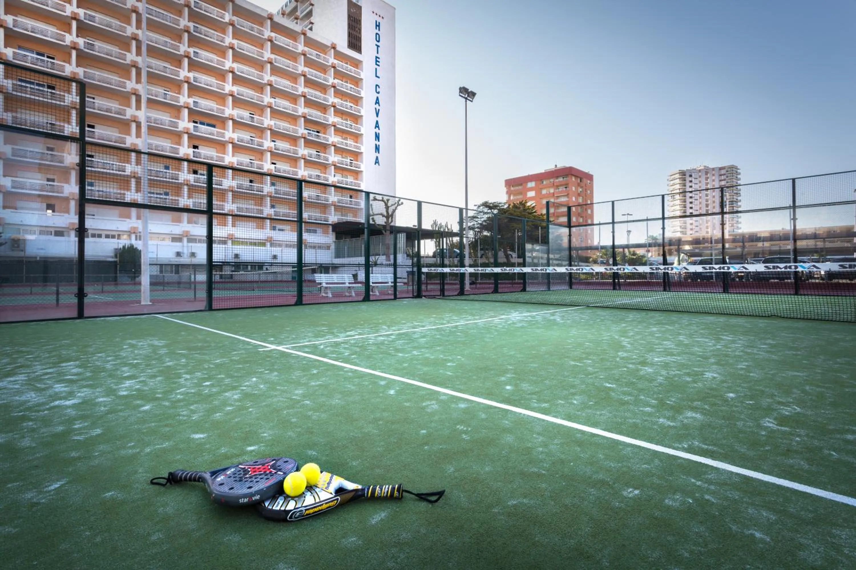 Tennis court in Hotel Izán Cavanna