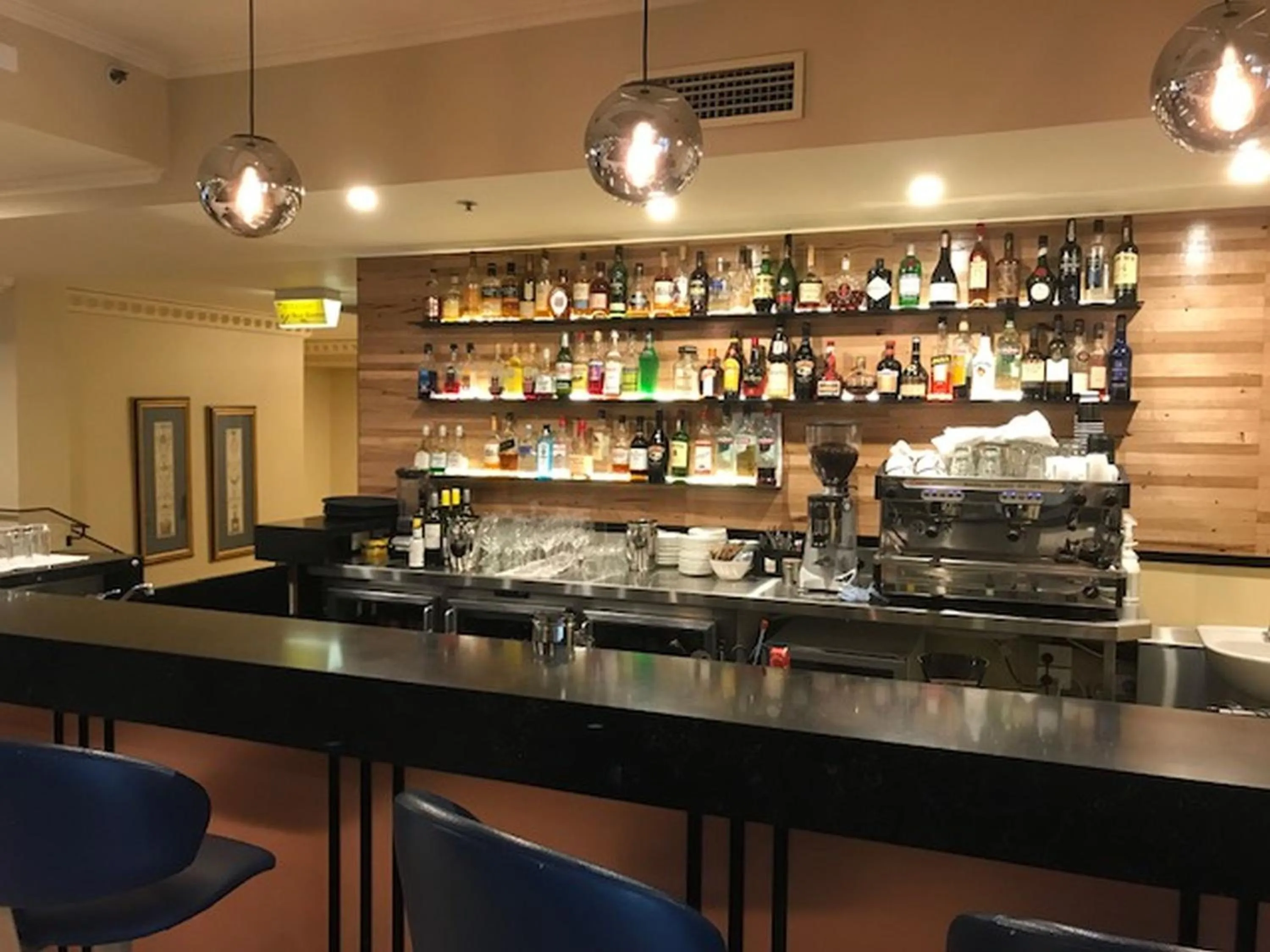Lounge or bar in Canterbury International Hotel