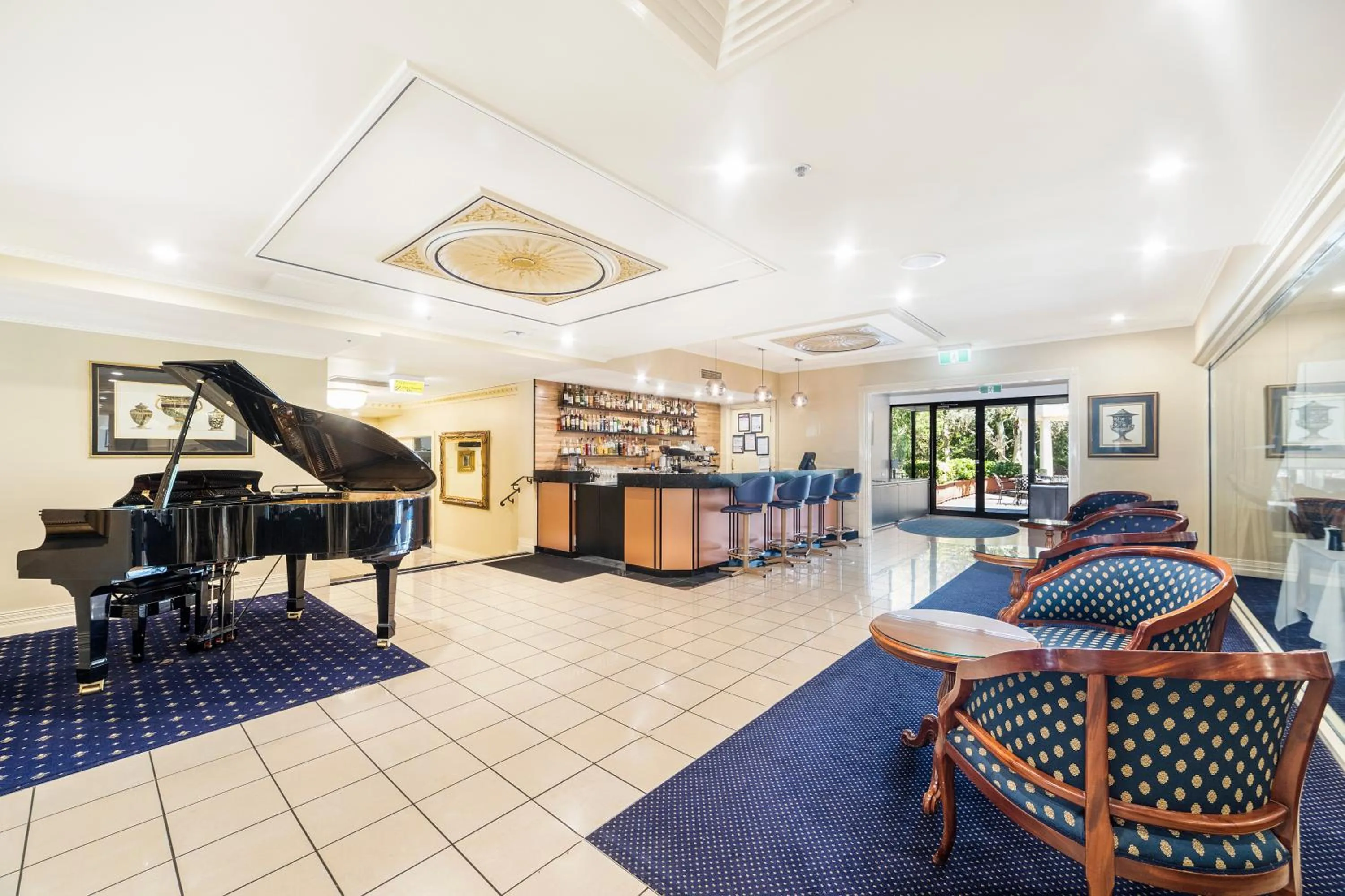 Lounge or bar in Canterbury International Hotel