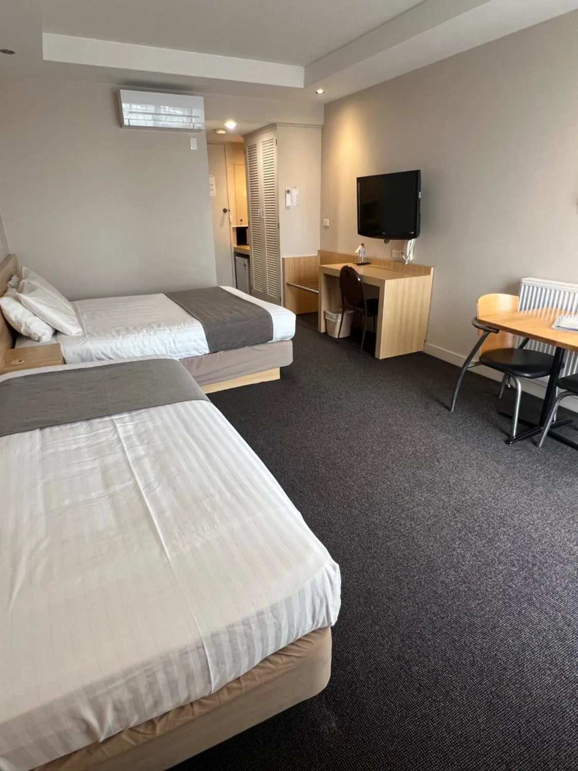 Bed in Richmond Henty Hotel