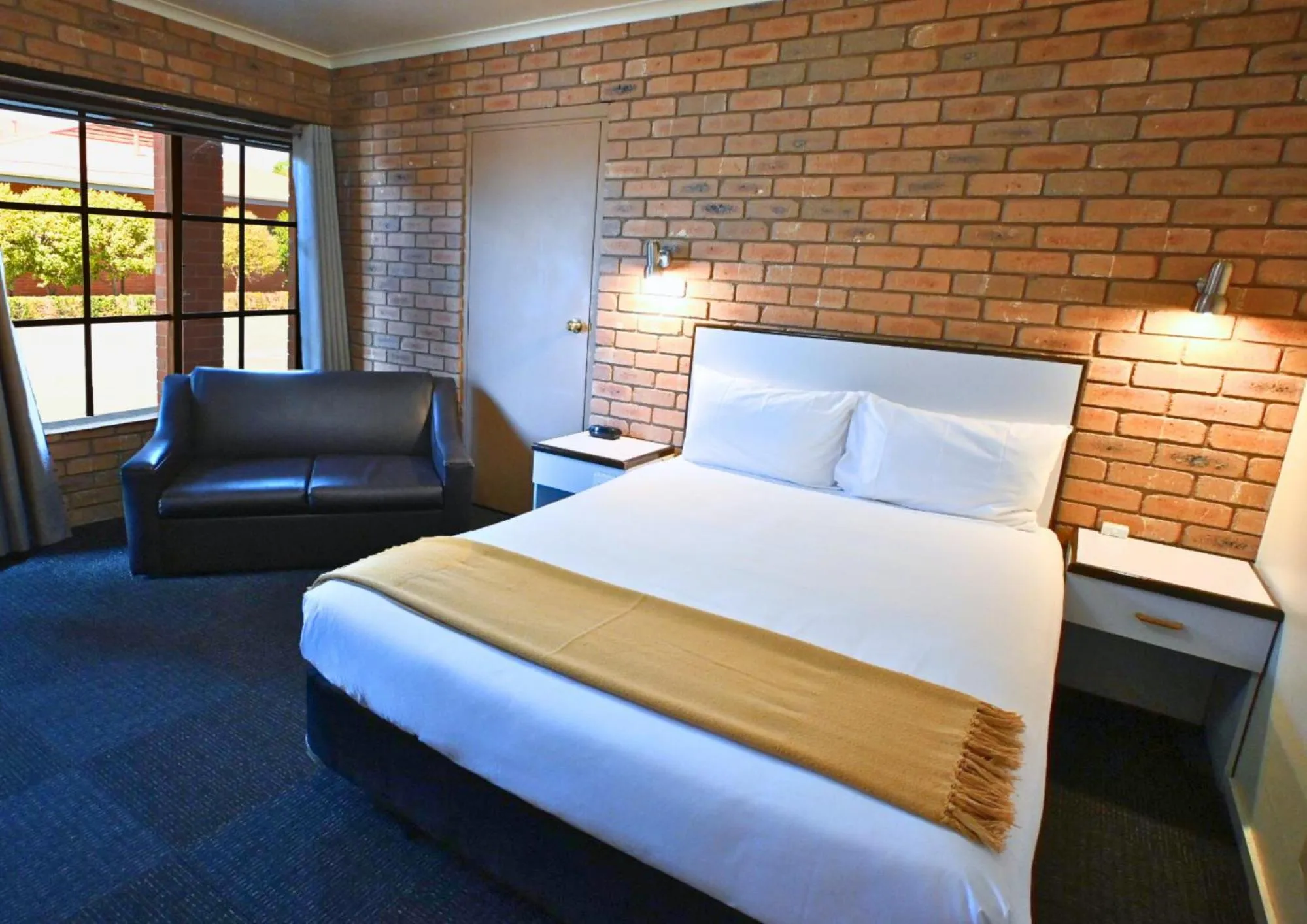 Bedroom, Bed in Peppermill Inn Motel