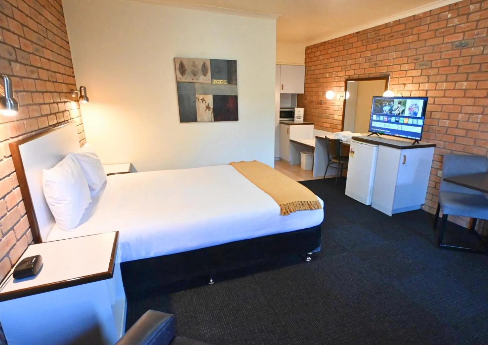 Photo of the whole room, Bed in Peppermill Inn Motel