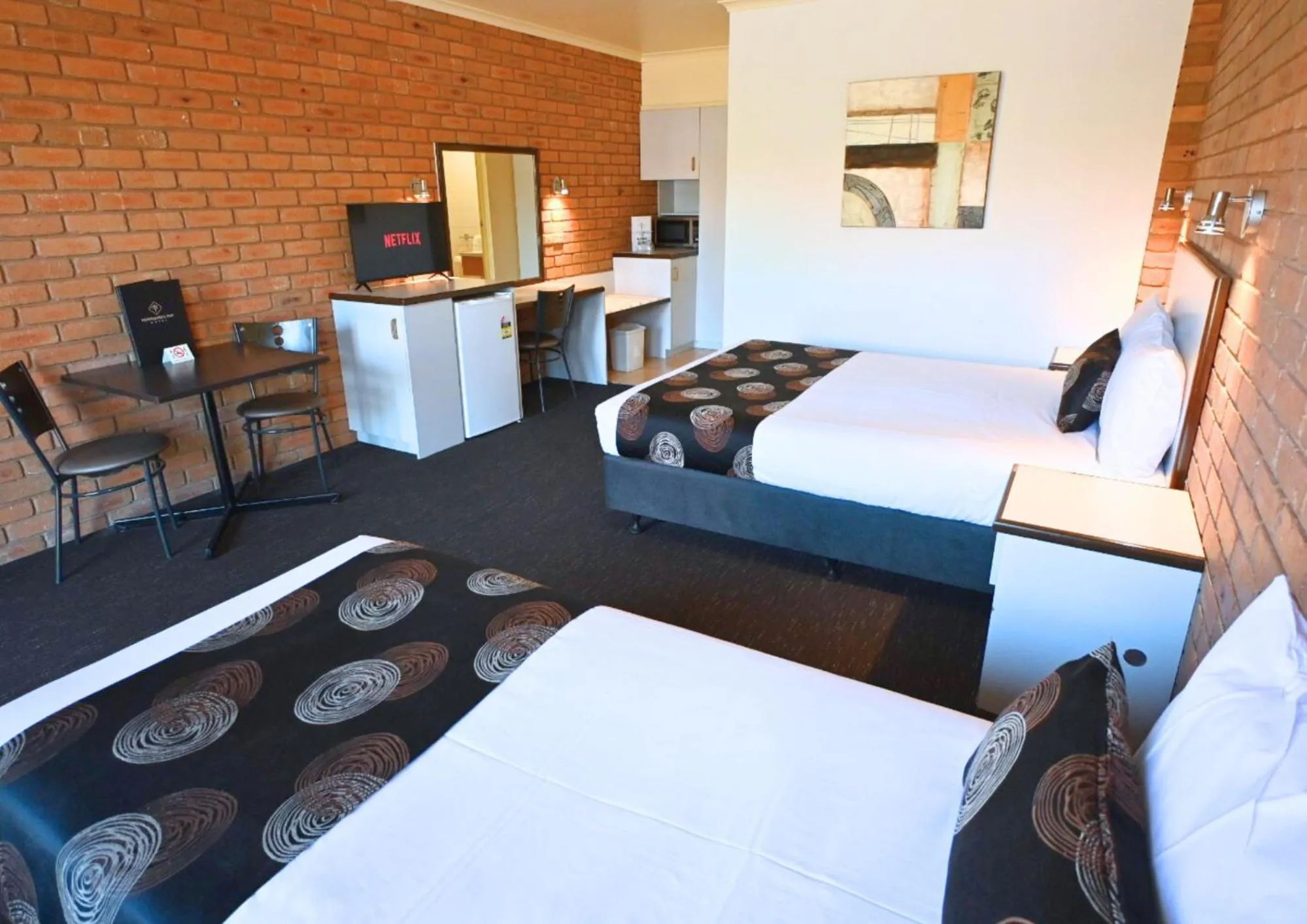 Bedroom, Bed in Peppermill Inn Motel