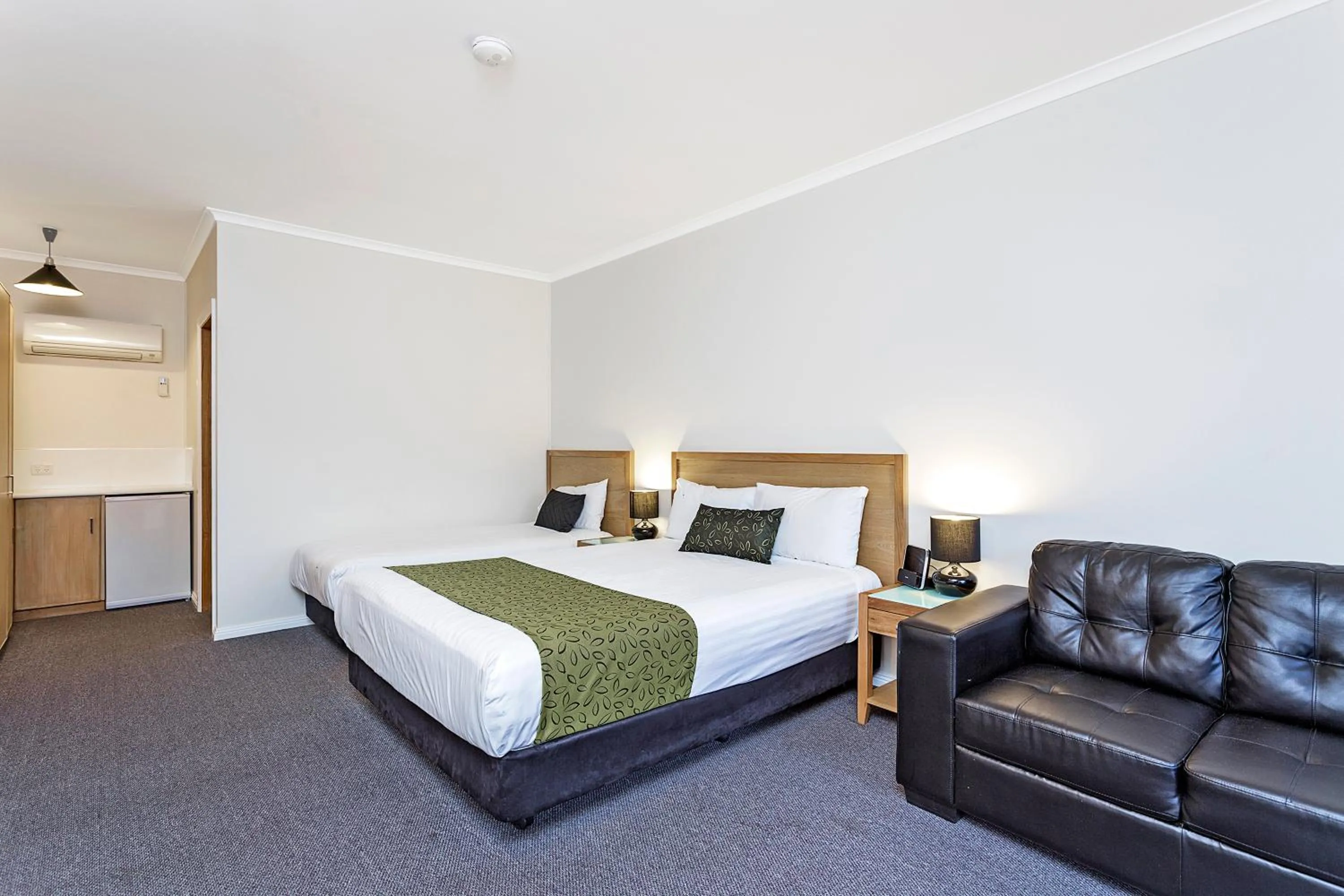 Restaurant/places to eat, Bed in Comfort Inn Lady Augusta