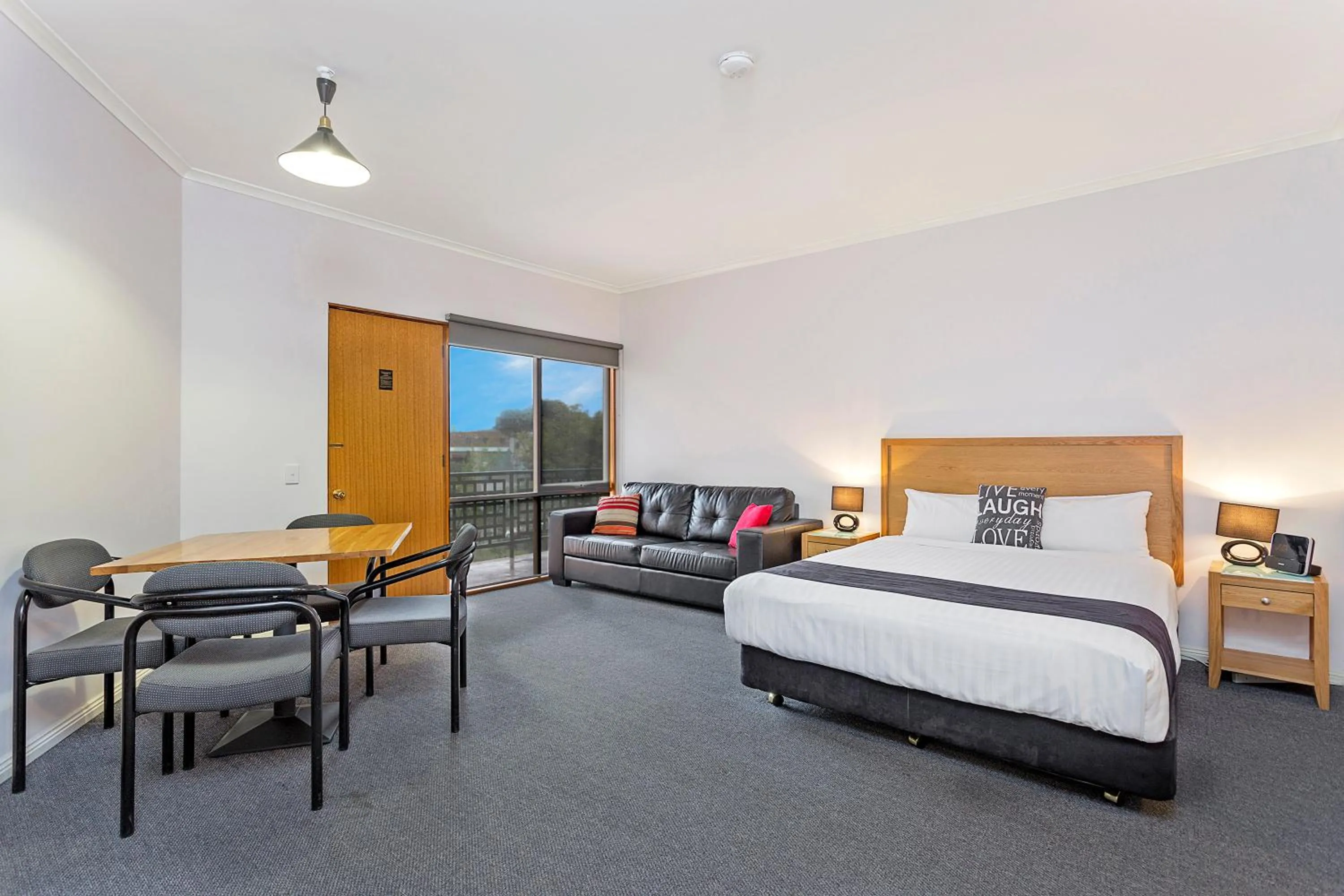 Restaurant/places to eat, Bed in Comfort Inn Lady Augusta