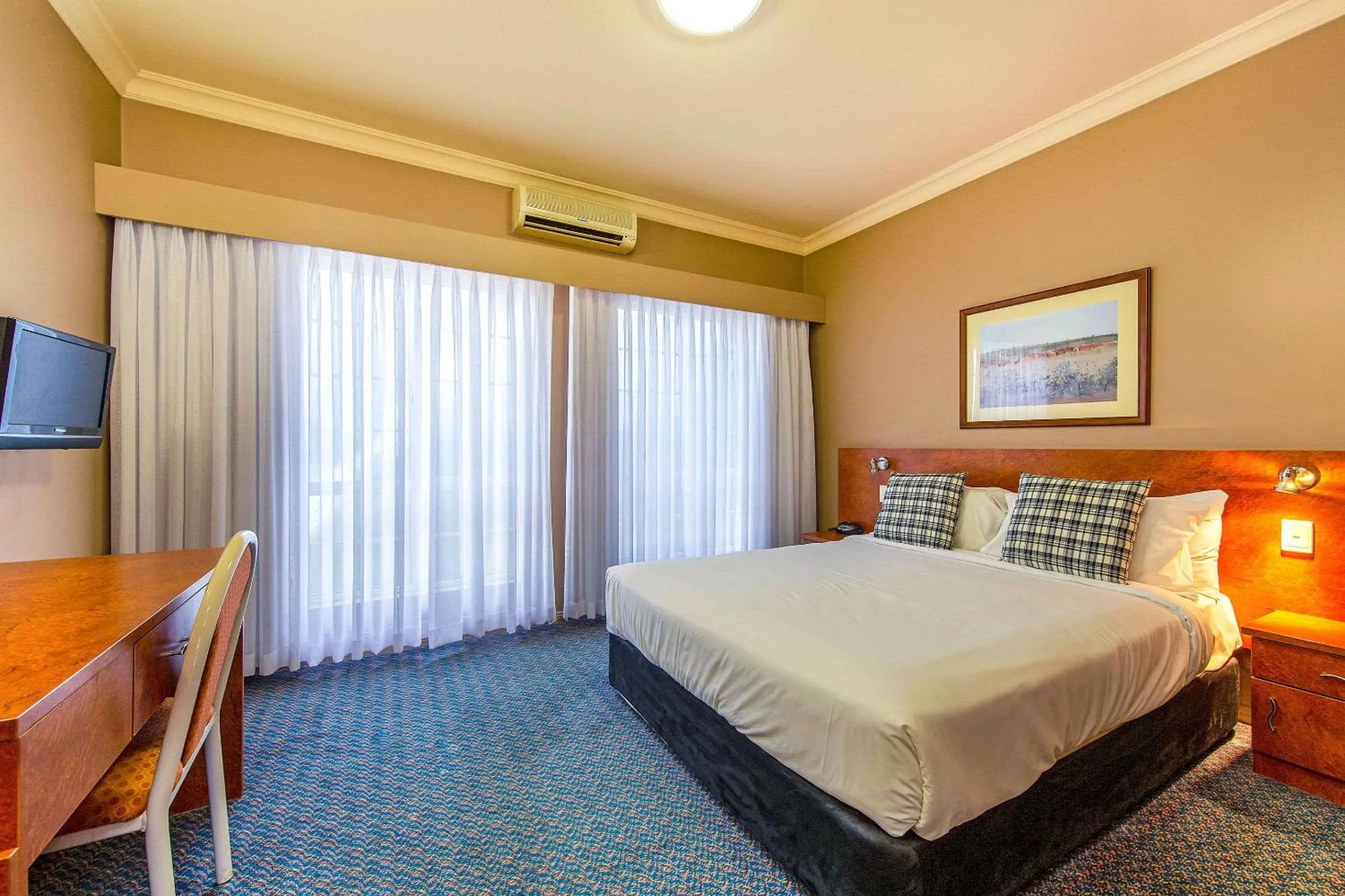Bedroom, Bed in Quality Inn Penrith Sydney