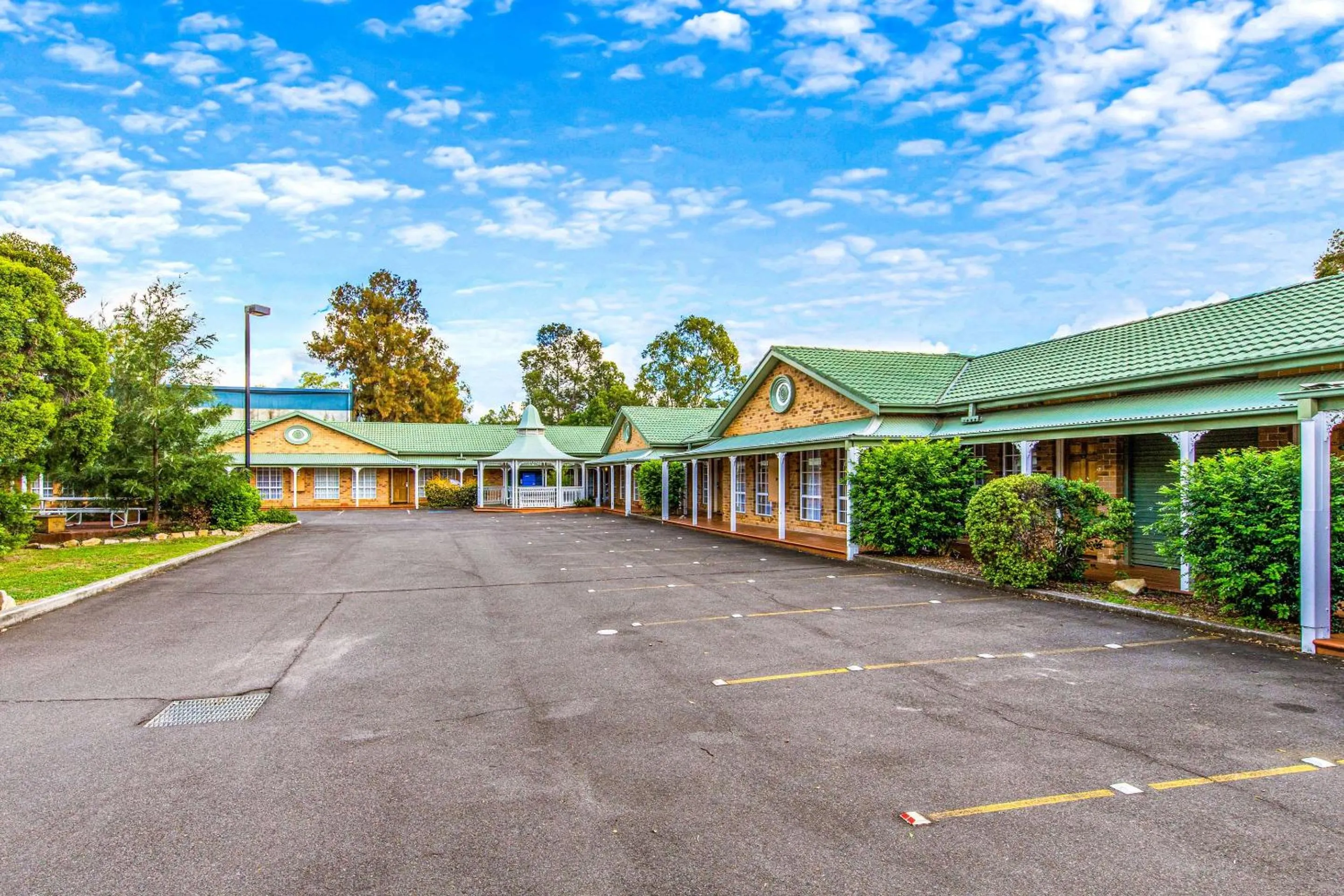 Property building in Quality Inn Penrith Sydney