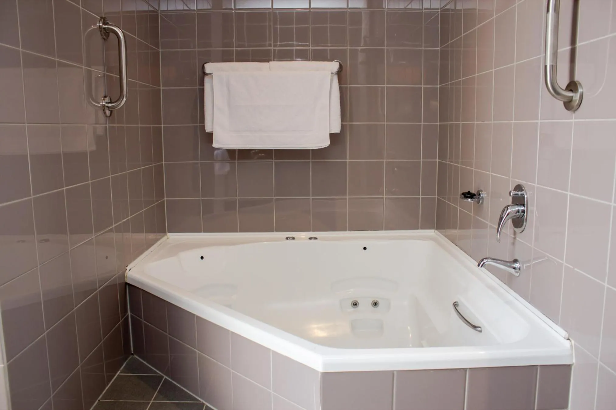 Hot Tub in Highlander Hotel Bar Kitchen Rooftop