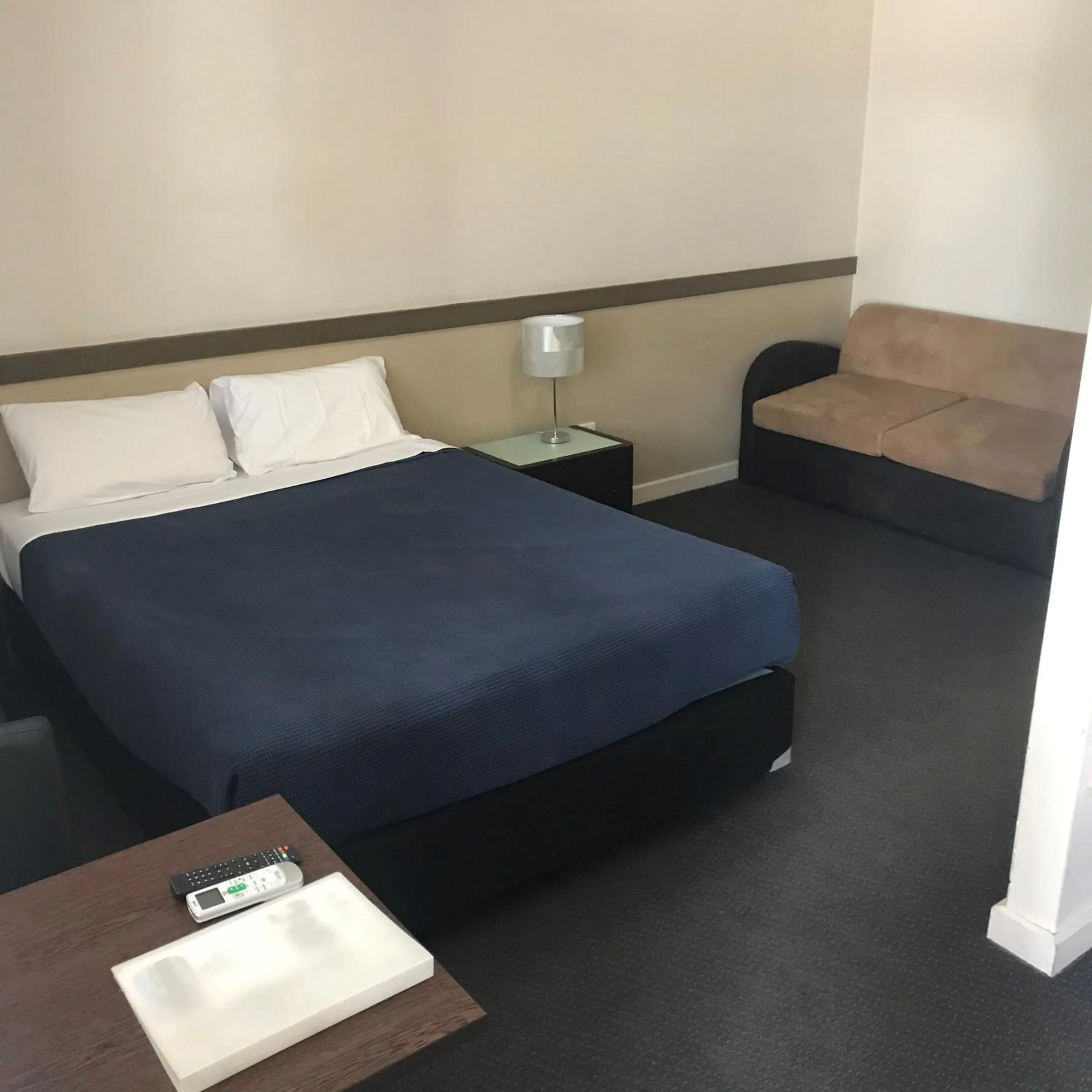 Bed in Highlander Hotel Bar Kitchen Rooftop