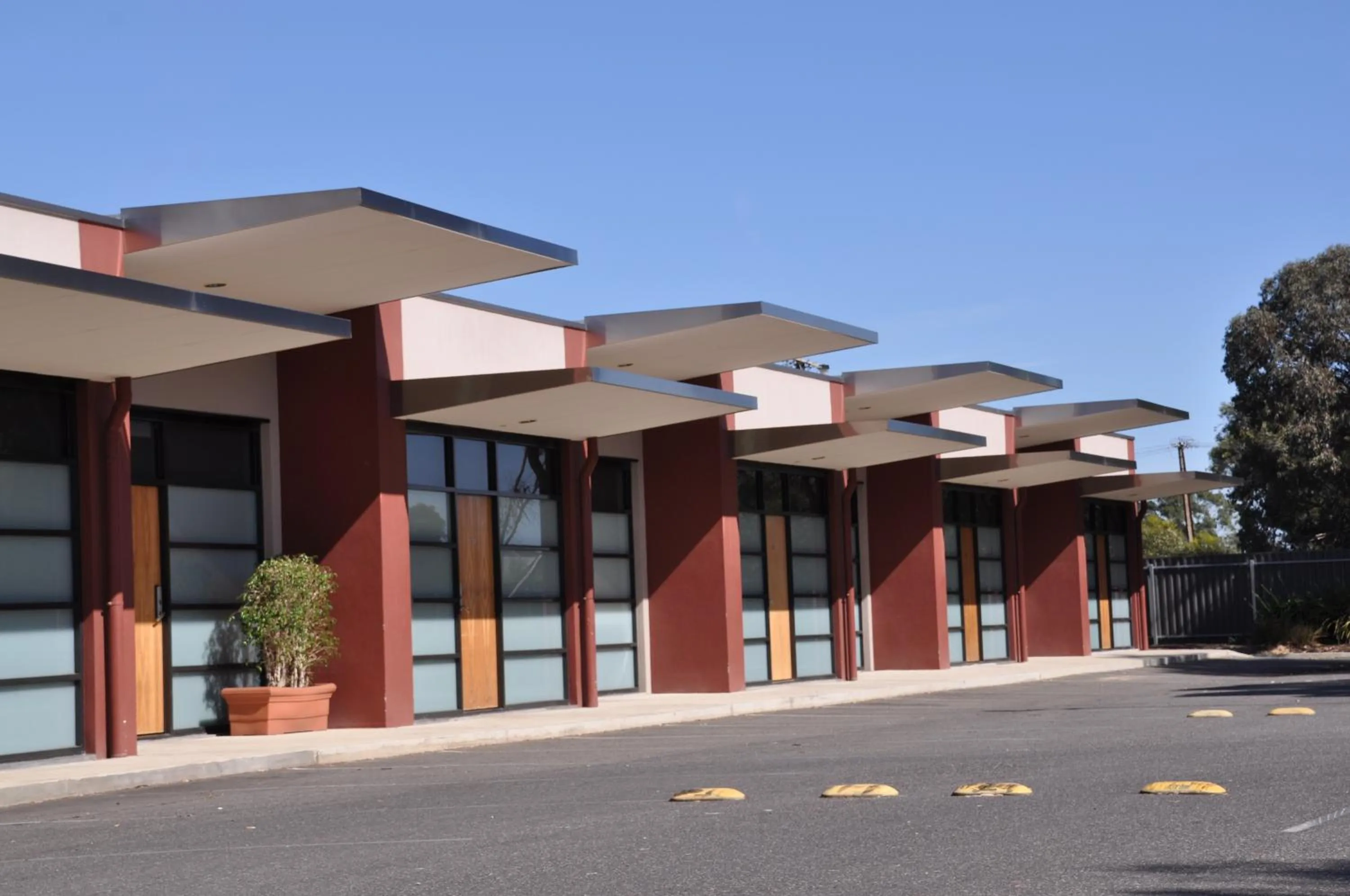 Property building in Highlander Hotel Bar Kitchen Rooftop