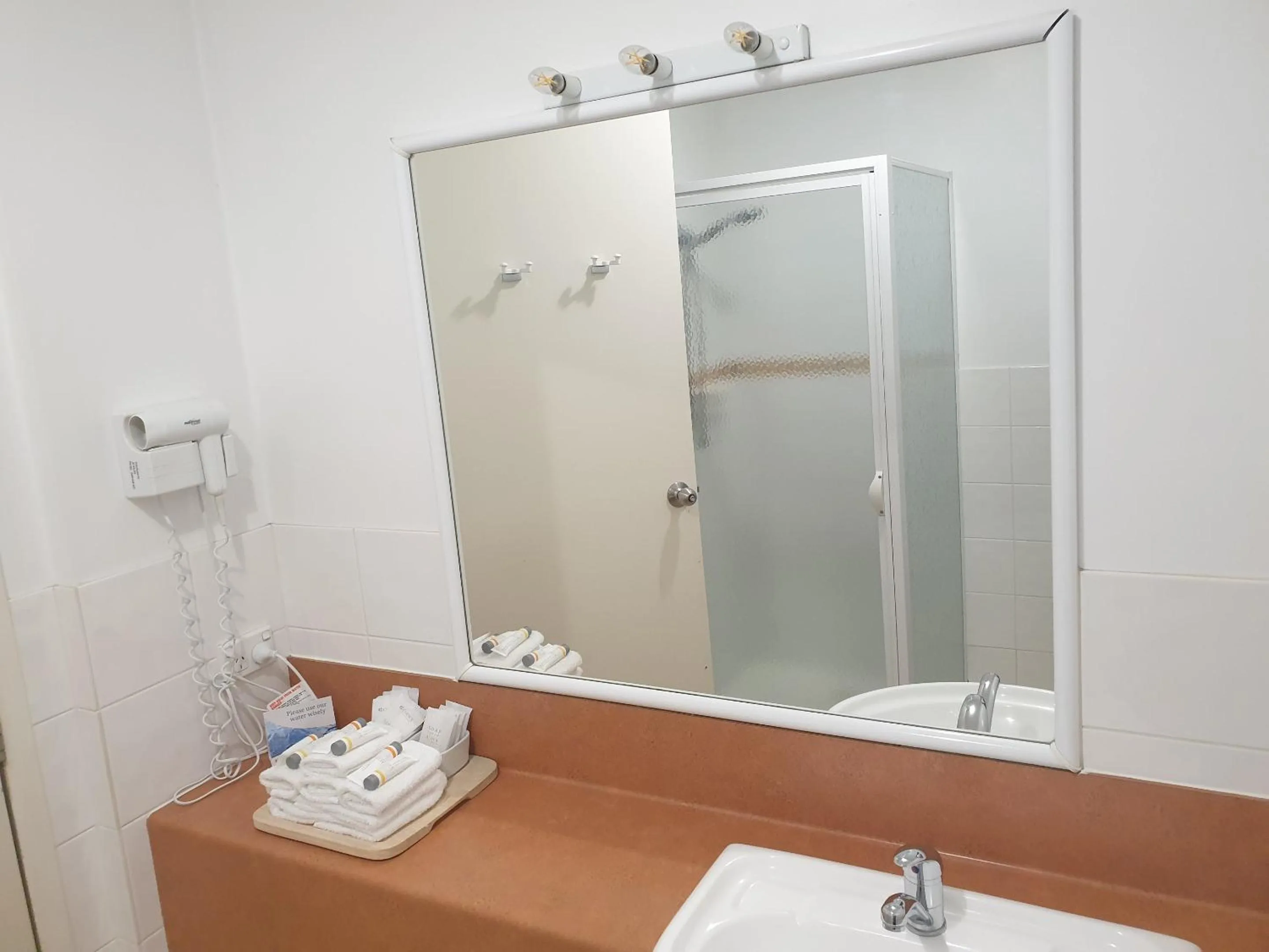 Bathroom in Comfort Inn Warrnambool International now Waves Motel and Apartments